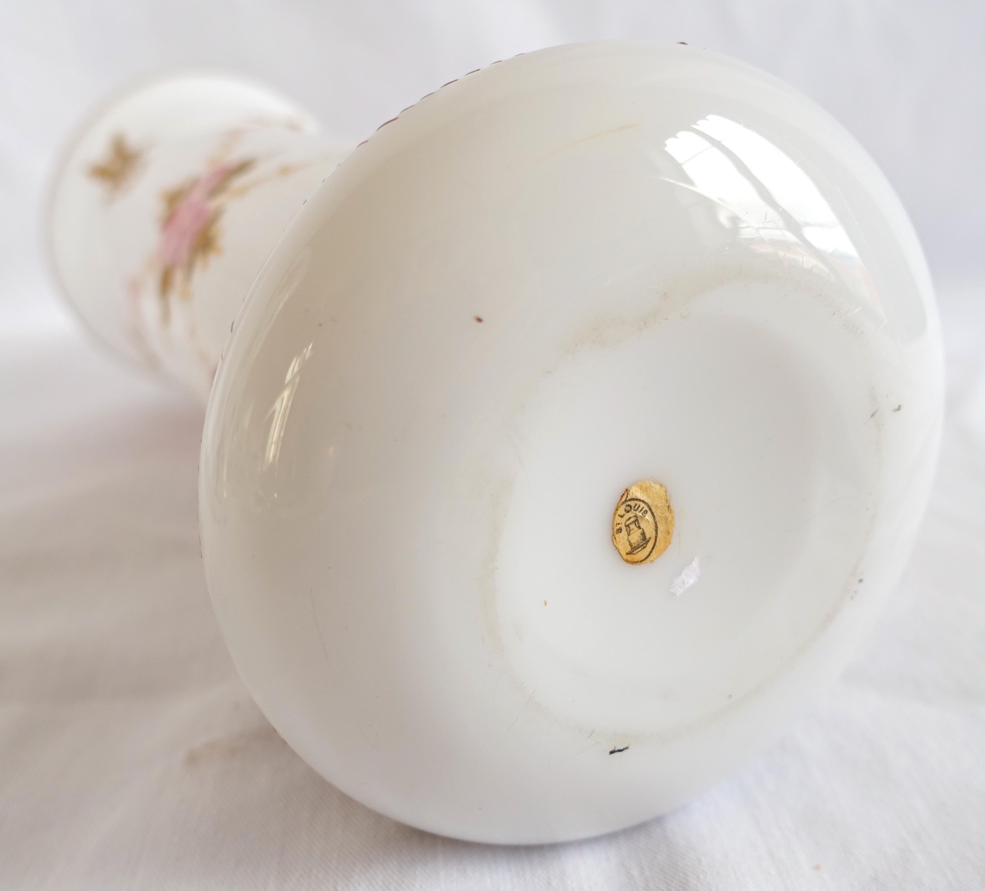 Antique St. Louis opaline crystal vase, Art Nouveau period circa 1900 In Good Condition For Sale In GRENOBLE, FR