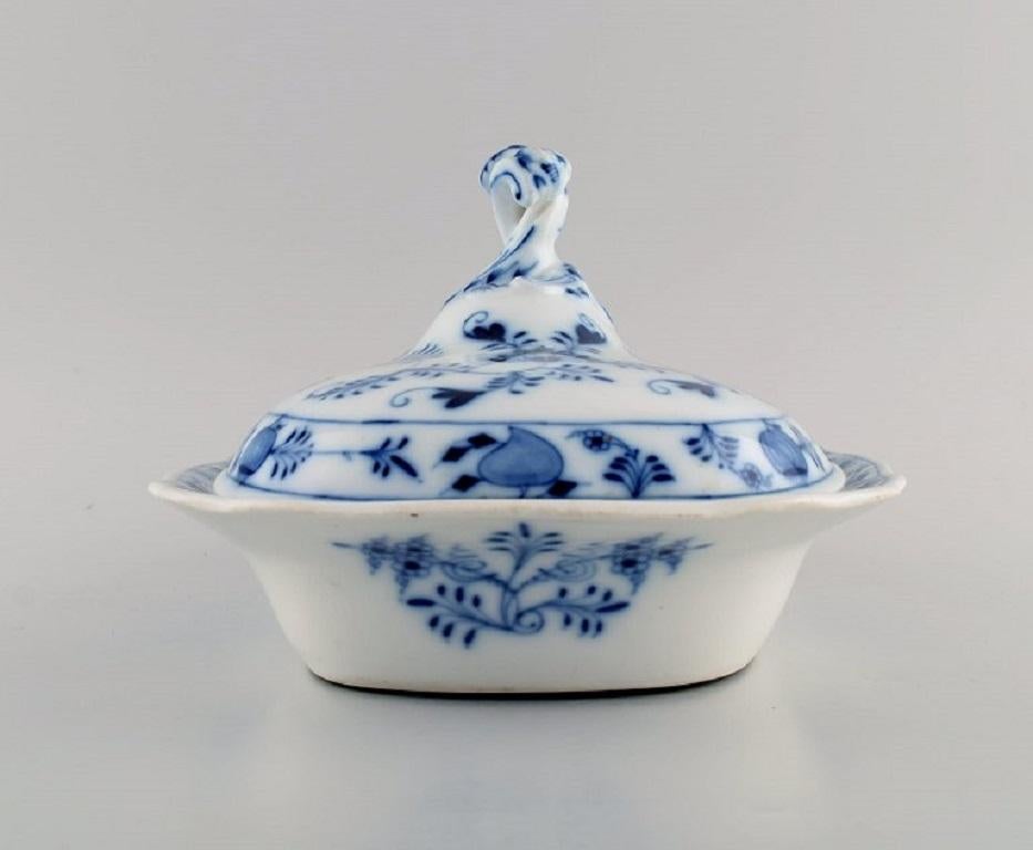 Antique Stadt Meissen Blue Onion lidded tureen in hand-painted porcelain. 
Early 20th century.
Measures: 28 x 21.5 x 14 cm.
In excellent condition.
Stamped.
1st factory quality.