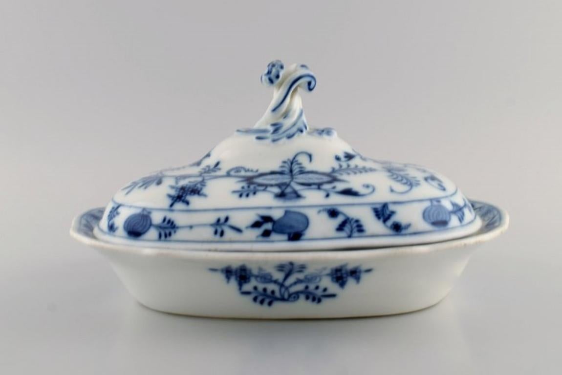 Antique Stadt Meissen Blue Onion lidded tureen in hand painted porcelain.
Early 20th century.
Measures: 28 x 21.5 x 14 cm.
In excellent condition.
Stamped.
1st factory quality.