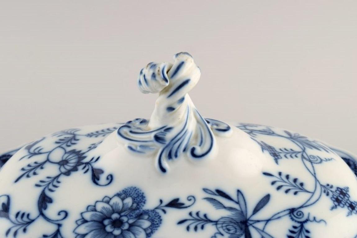 Antique Stadt Meissen Blue Onion Lidded Tureen in Hand Painted Porcelain In Excellent Condition In Copenhagen, DK