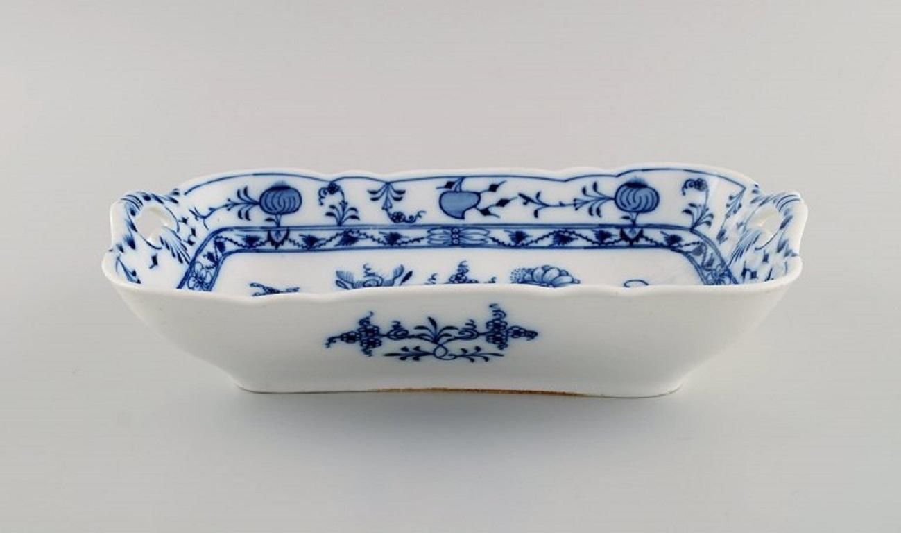 Antique Stadt Meissen Blue Onion serving tray in hand-painted porcelain. 
Early 20th century.
Measures: 26 x 16.5 x 6 cm.
In excellent condition.
Stamped.
1st factory quality.