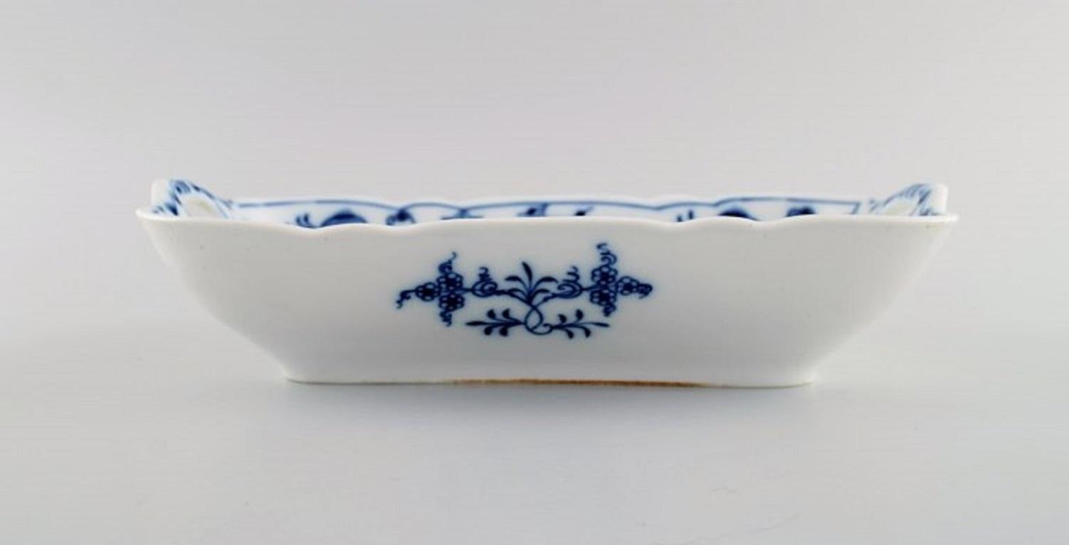 Antique Stadt Meissen Blue Onion Serving Tray in Hand-Painted Porcelain In Excellent Condition In Copenhagen, DK