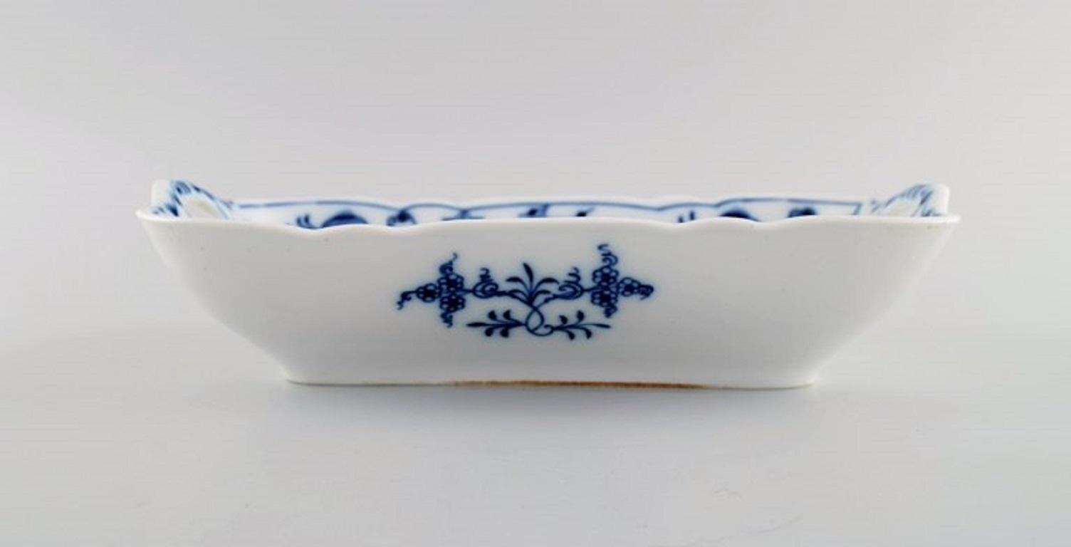 Antique Stadt Meissen Blue Onion Serving Tray in Hand-Painted Porcelain In Excellent Condition In København, Copenhagen