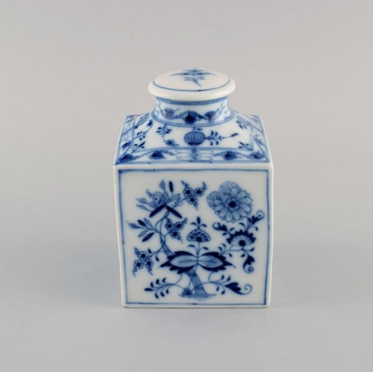 Antique Stadt Meissen blue onion tea caddy in hand-painted porcelain. 
Early 20th century.
Measures: 13 x 9 x 9 cm.
In excellent condition.
Stamped.
1st factory quality.