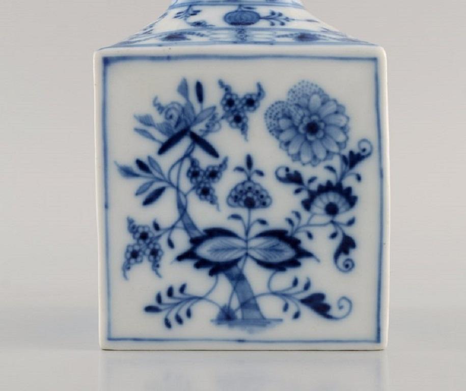 Antique Stadt Meissen Blue Onion Tea Caddy in Hand-Painted Porcelain In Excellent Condition In Copenhagen, DK