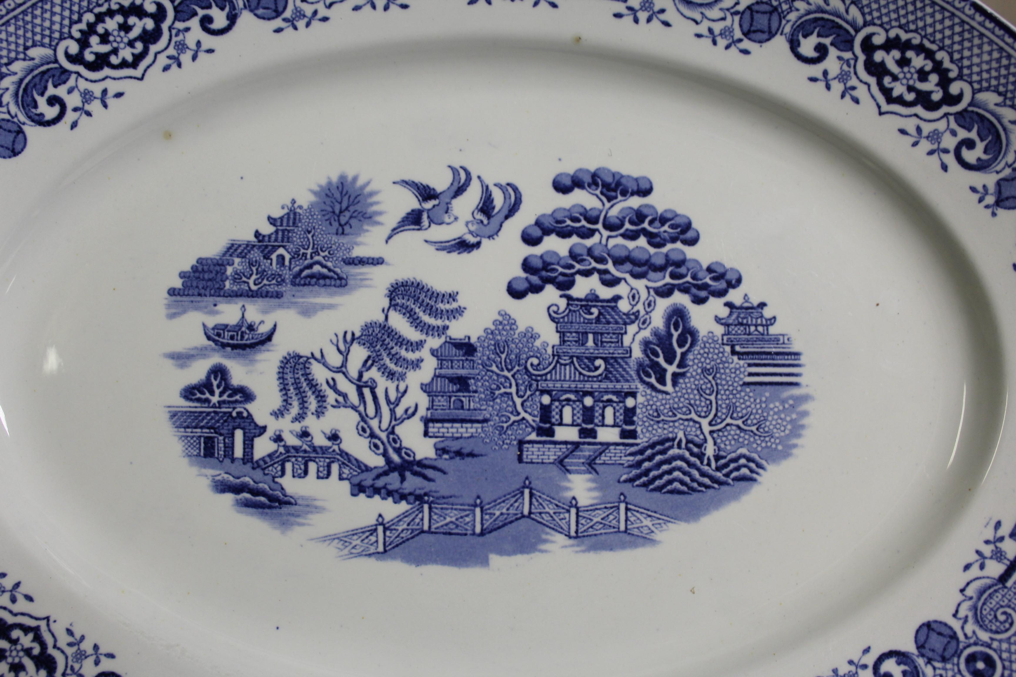 Un gran plato de servir de Inglaterra . Staffashire azul y blanco .Fabricado por Gibson & Sons hacia 1860 . Mide 16 1/2