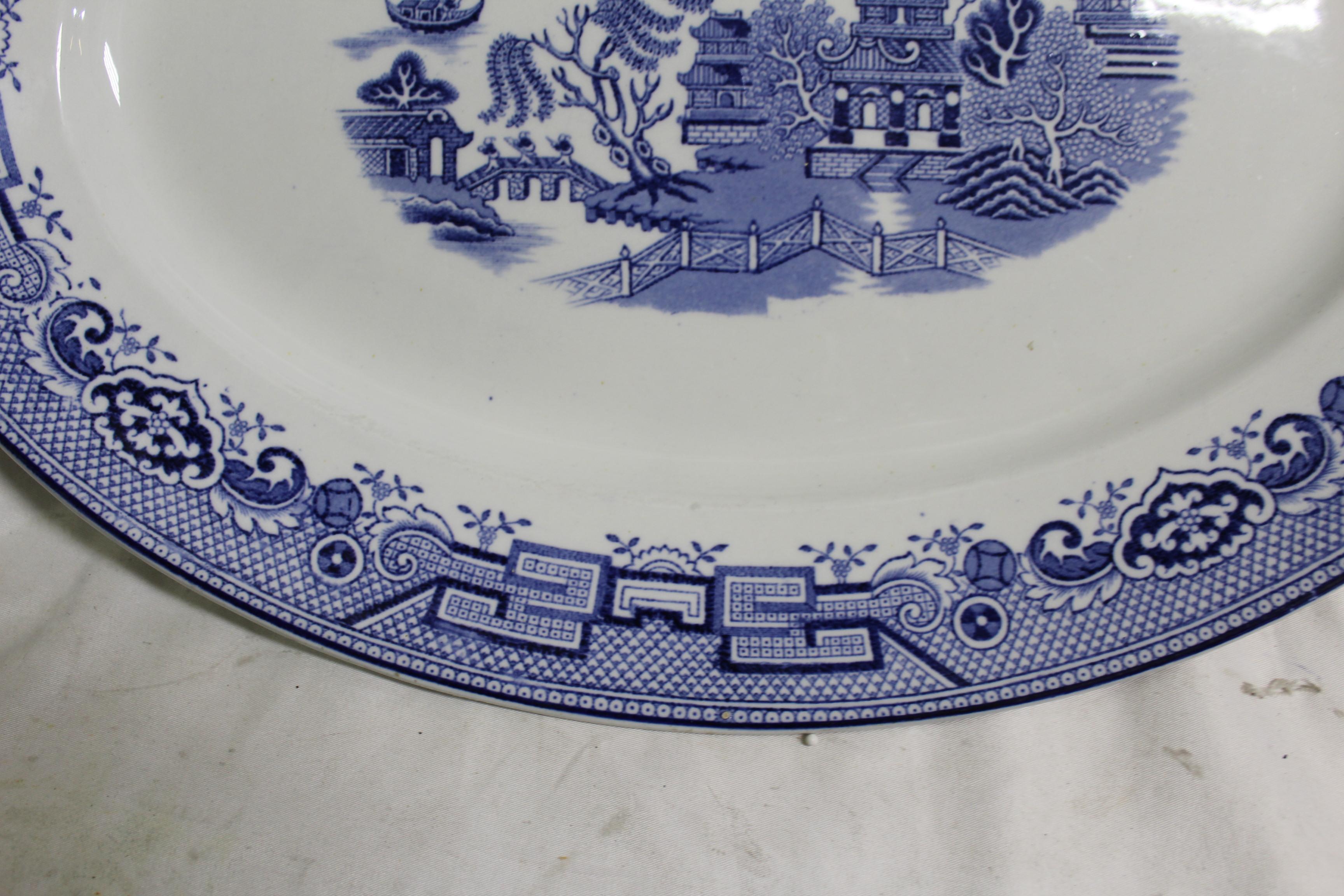 Plato de servir antiguo Staffashire , Azul y blanco , 1860, s Eduardiano en venta