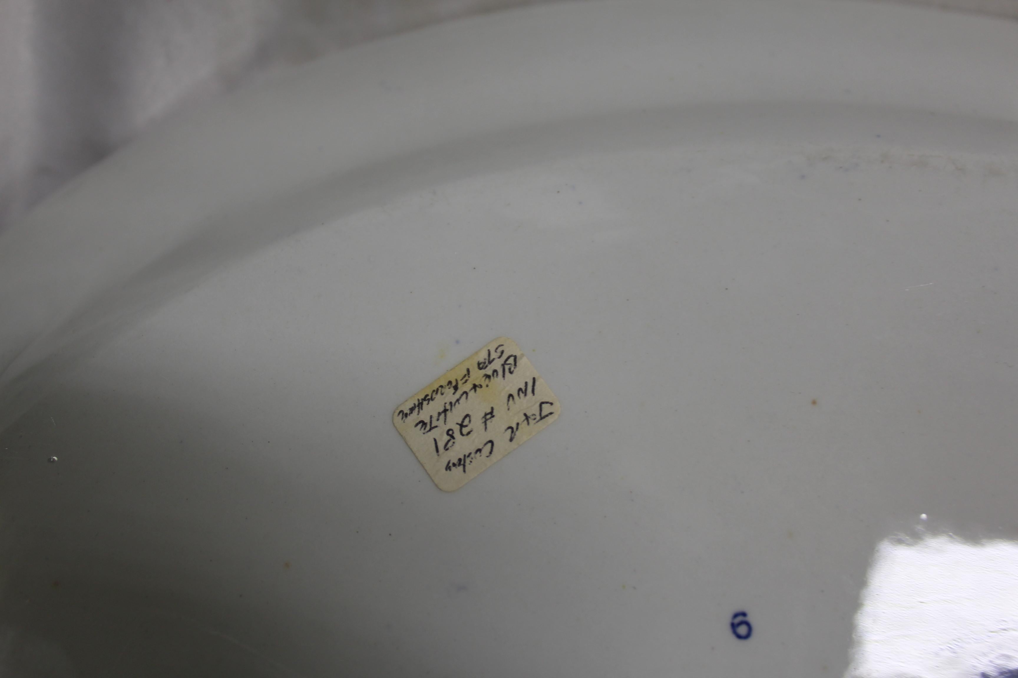 Plato de servir antiguo Staffashire , Azul y blanco , 1860, s Mediados del siglo XIX en venta