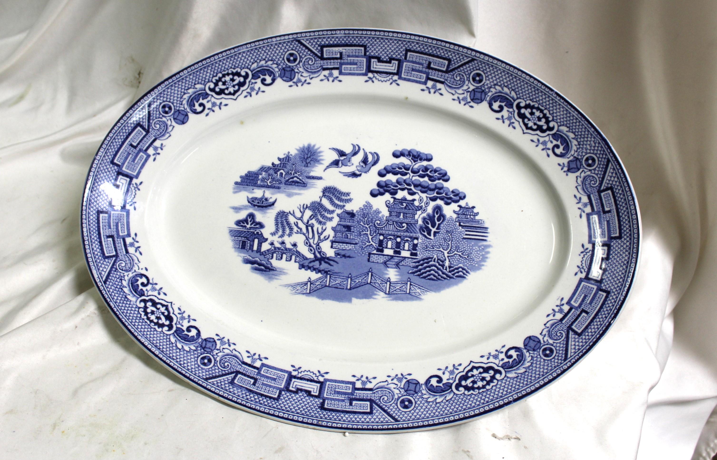 Plato de servir antiguo Staffashire , Azul y blanco , 1860, s Gres en venta