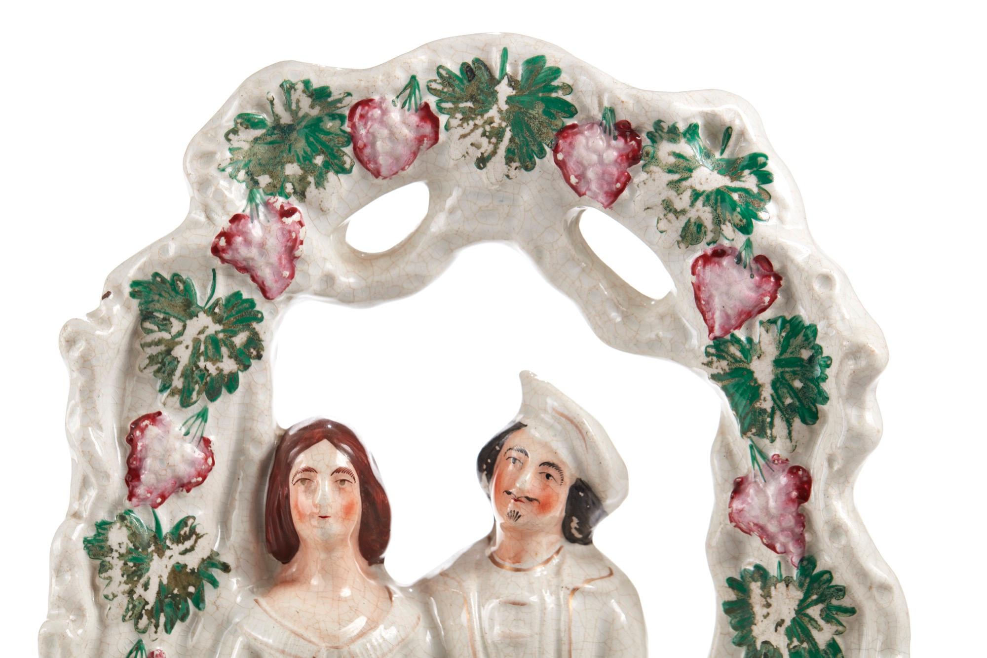 Proposé à la vente, cet antique dos plat Staffordshire du 19e siècle représente un couple de courtisans assis sous des vignes. 

Une pièce délicieuse, magnifiquement colorée et en parfait état.
  