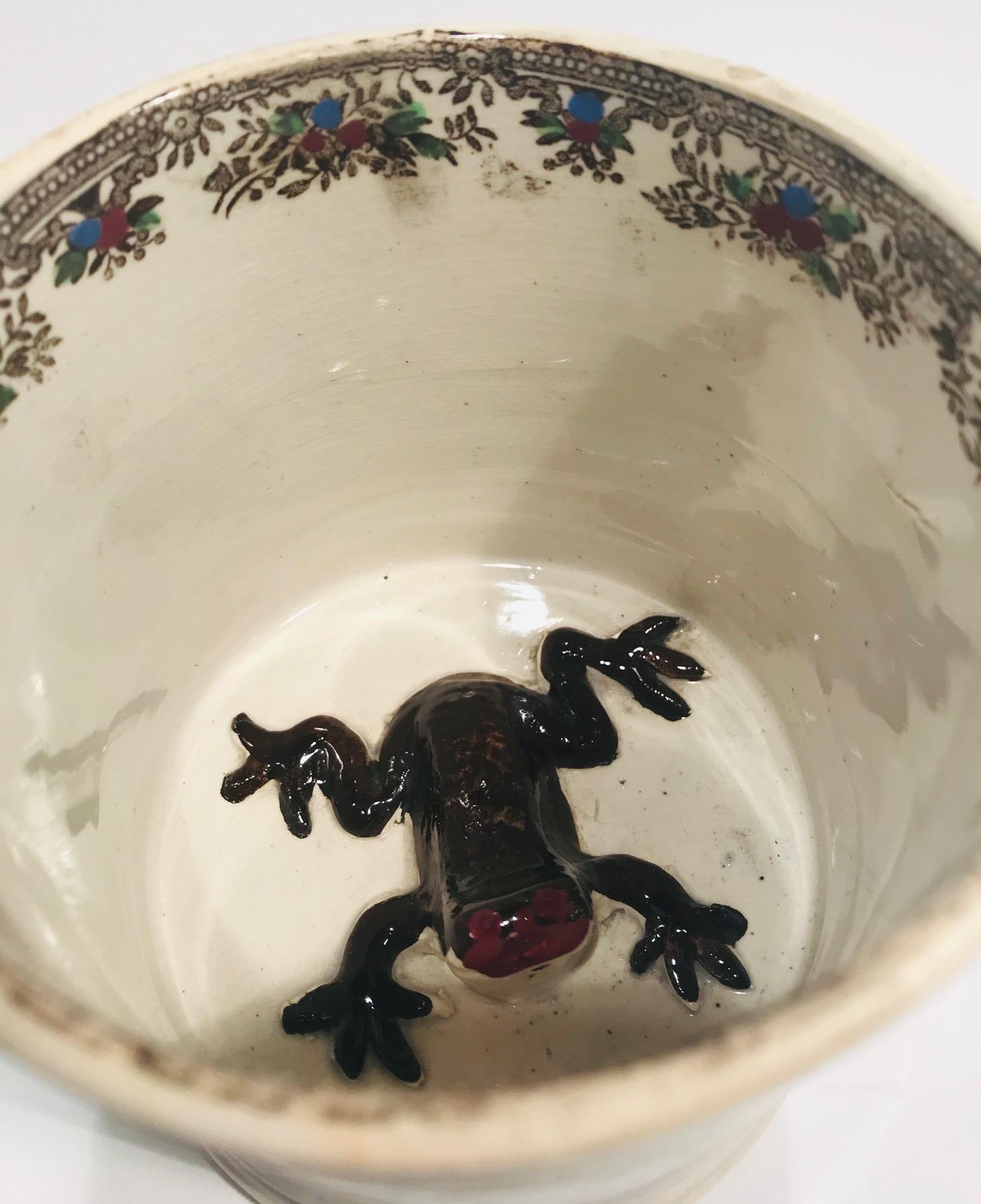 Anglais Tasse grenouille du Staffordshire anglais avec des scènes de jardin colorées à la main, 19e siècle en vente