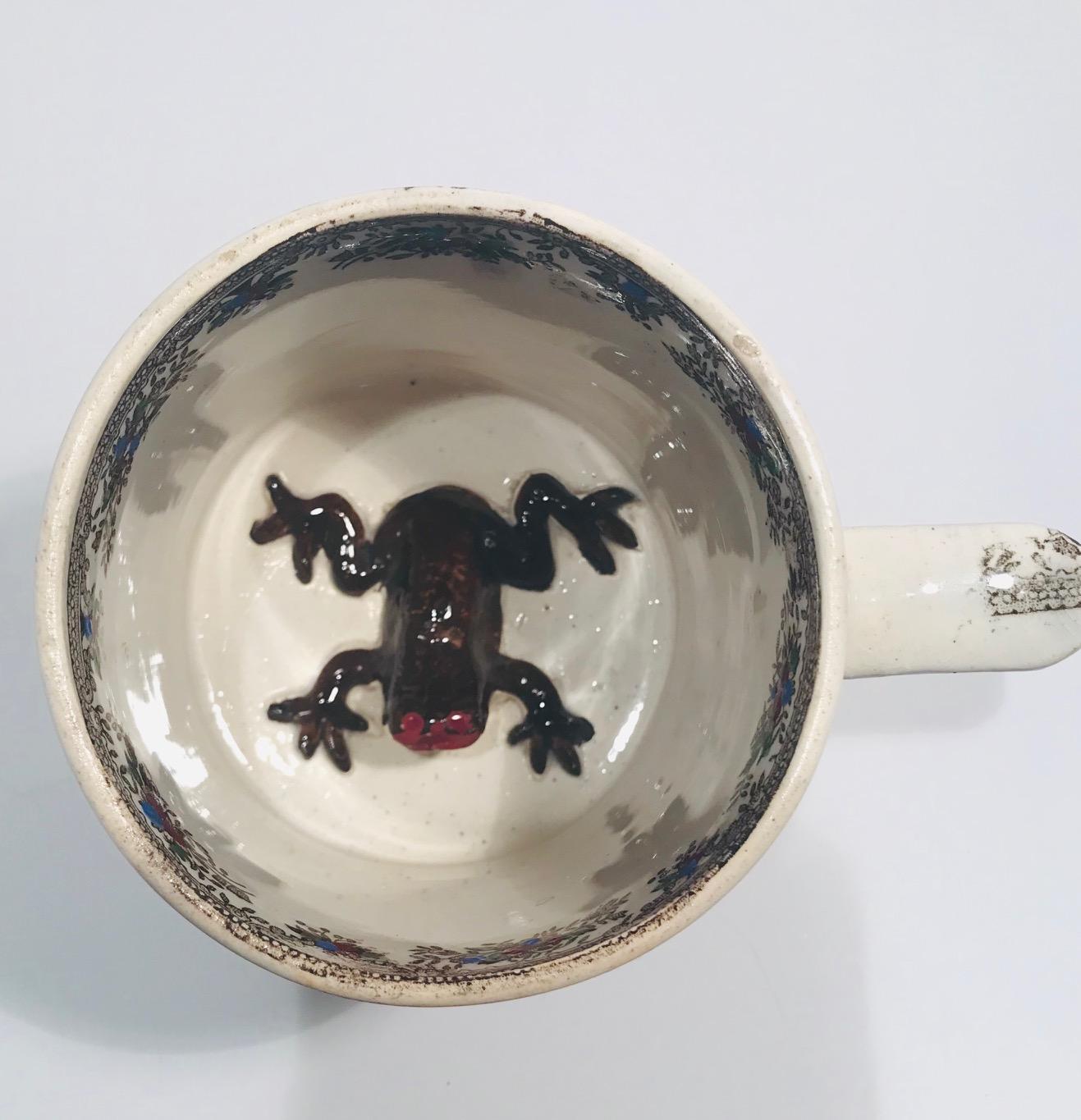 Anglais Tasse grenouille du Staffordshire anglais avec des scènes de jardin colorées à la main, 19e siècle en vente