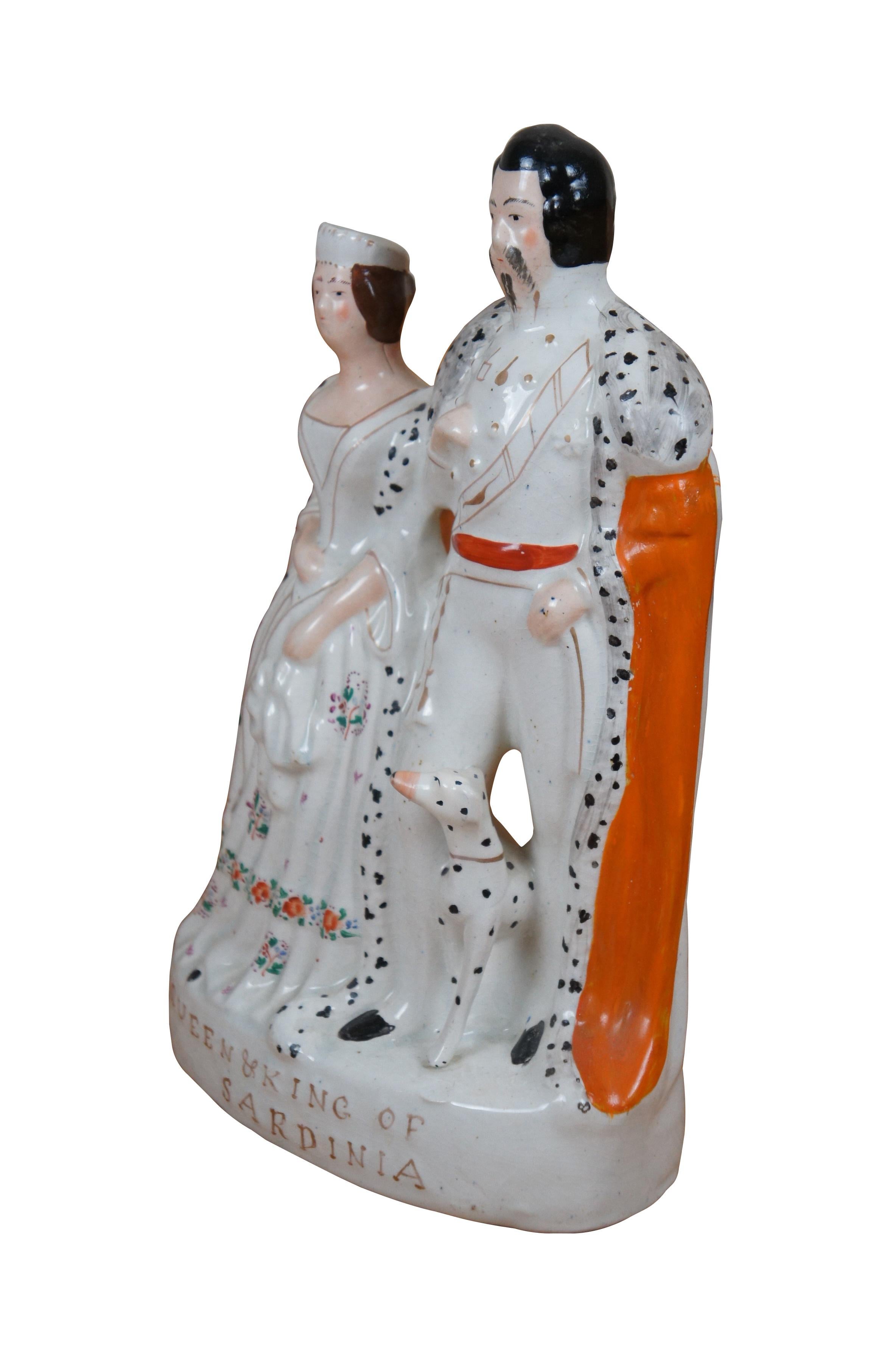 Ancienne figurine à dos plat en porcelaine du Staffordshire du XIXe siècle représentant le roi et la reine de Sardaigne avec un dalmatien, vêtus de robes garnies d'hermine mouchetée.

La reine Victoria (1819-1901) et le roi Victor Emmanuel II, roi