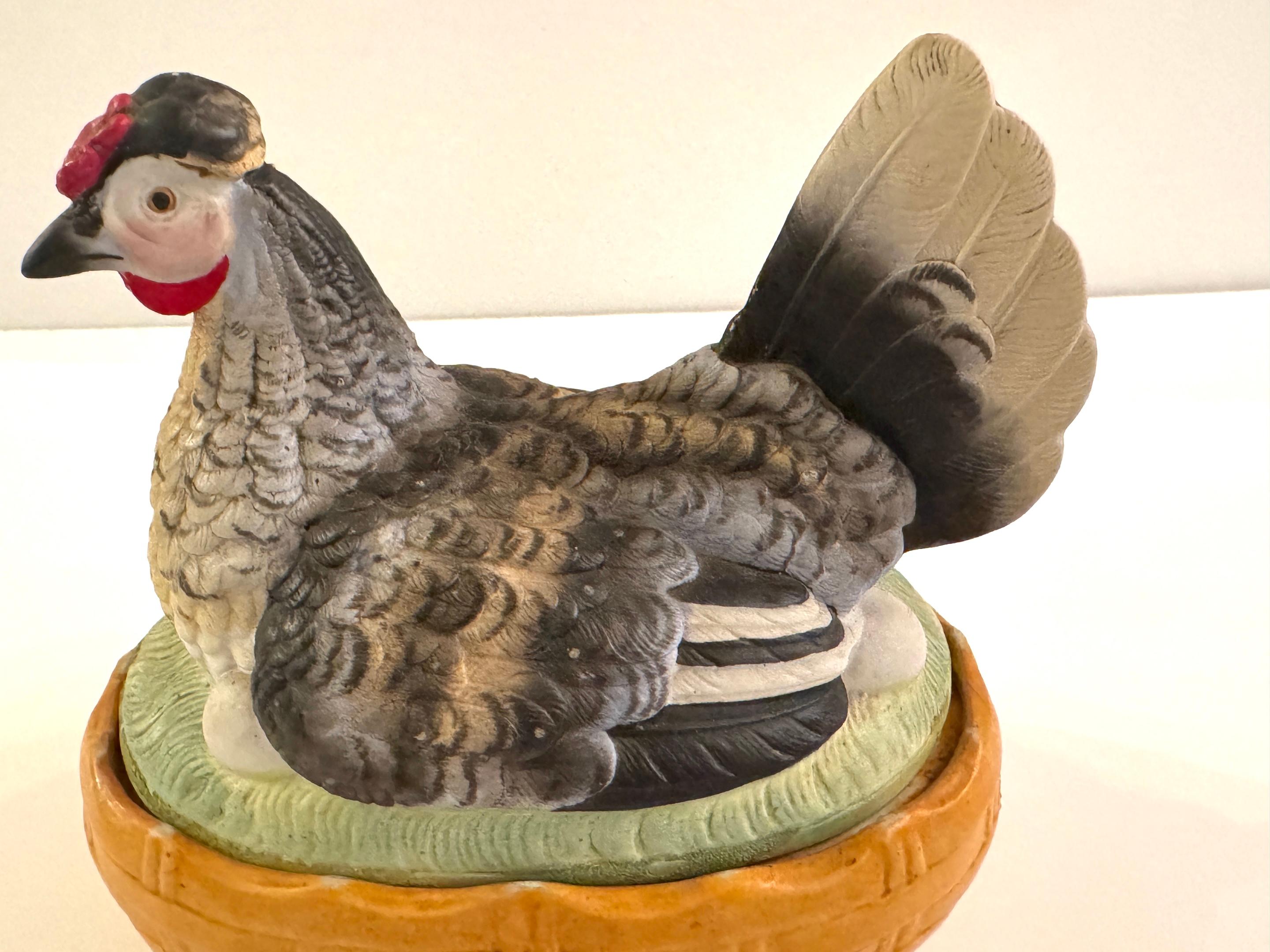 Antigua caja o sopera de Staffordshire pintada de gallina sobre nido, Circa 1880 en venta 3