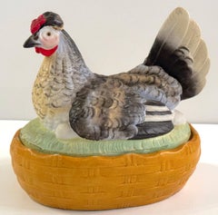 Antigua caja o sopera de Staffordshire pintada de gallina sobre nido, Circa 1880