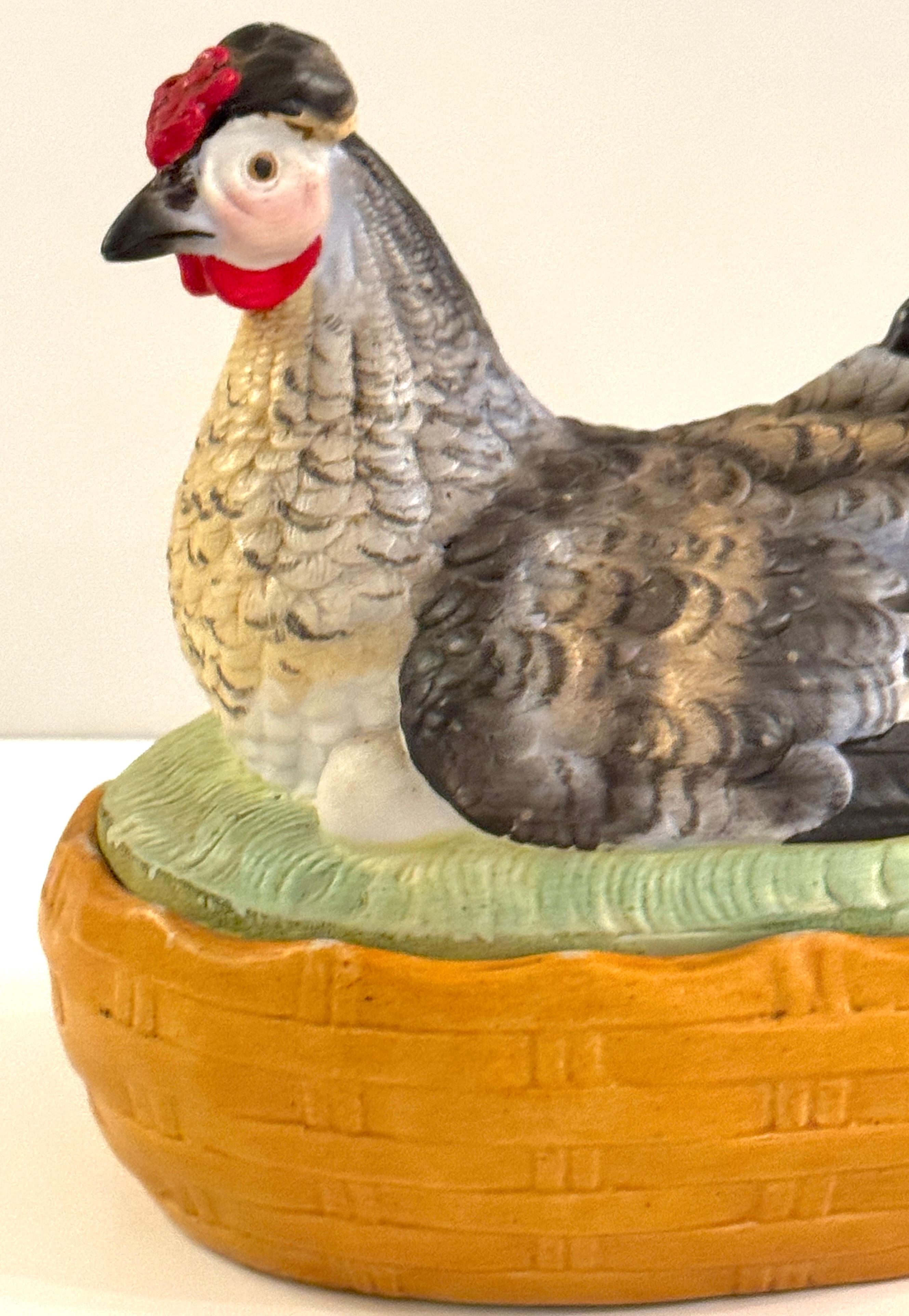 Antigua caja o sopera de Staffordshire pintada de gallina sobre nido, Circa 1880 Inglés en venta