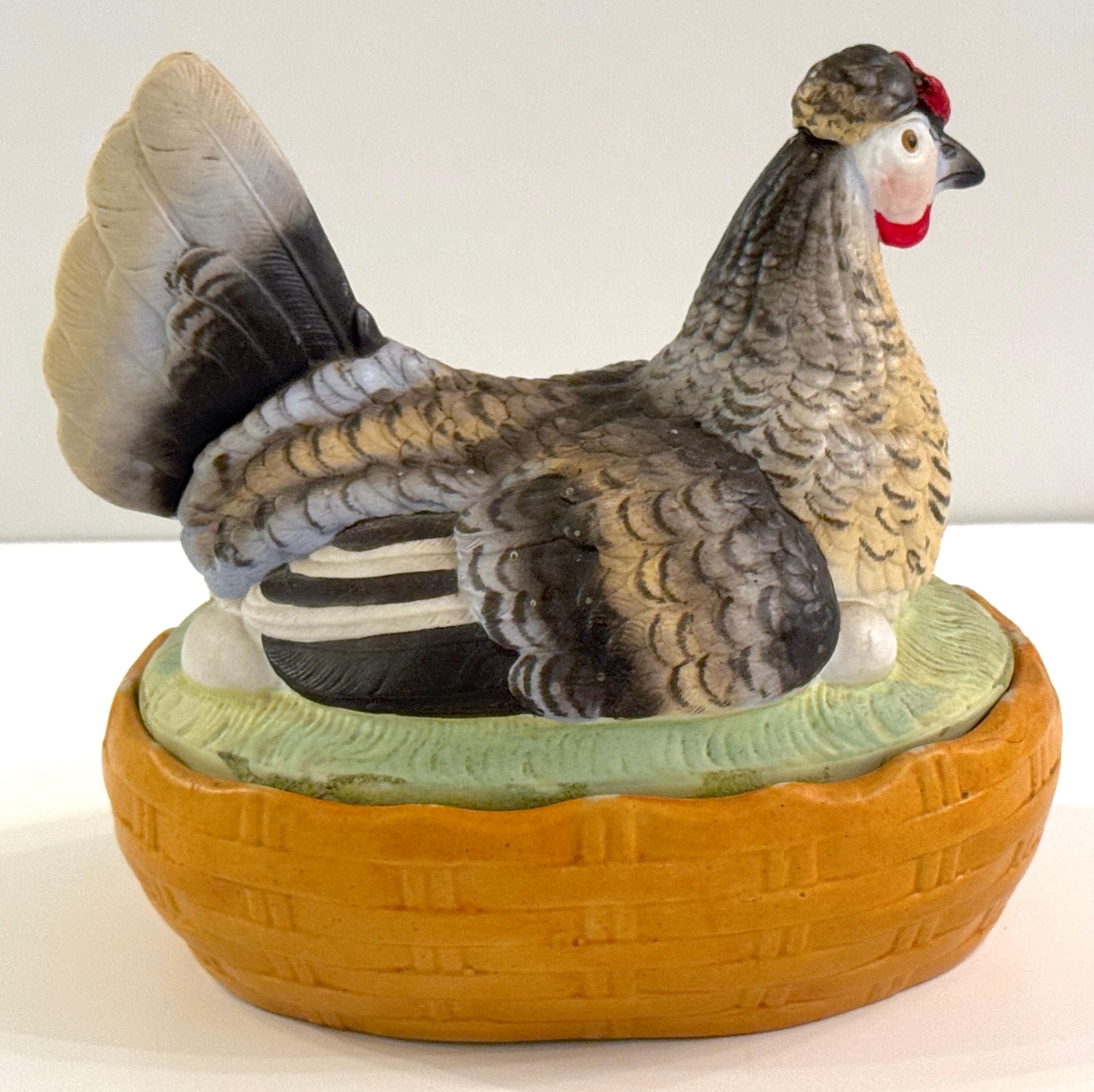 Antigua caja o sopera de Staffordshire pintada de gallina sobre nido, Circa 1880 en Bueno estado para la venta en West Palm Beach, FL