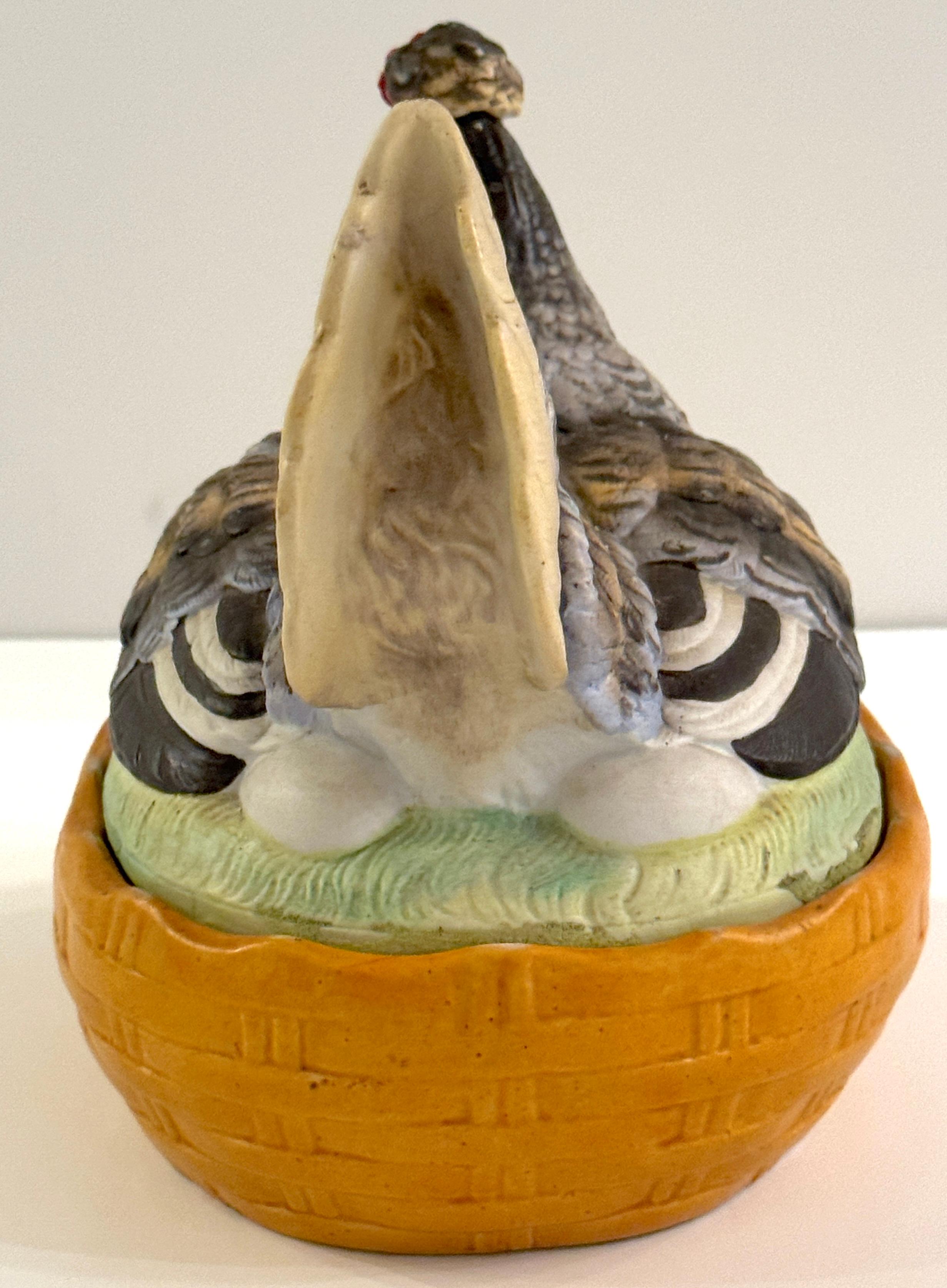Antigua caja o sopera de Staffordshire pintada de gallina sobre nido, Circa 1880 siglo XIX en venta