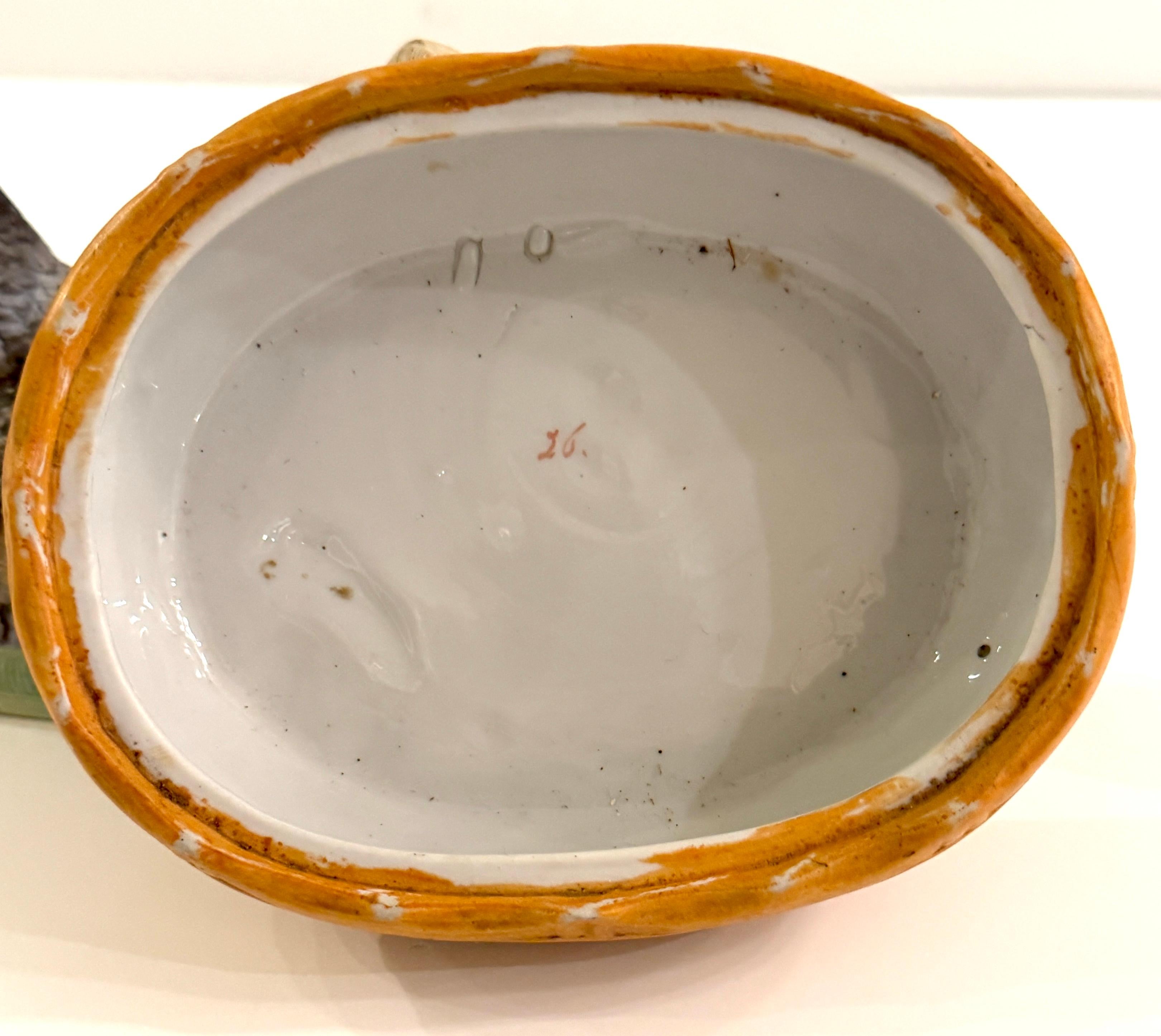 Antigua caja o sopera de Staffordshire pintada de gallina sobre nido, Circa 1880 en venta 1