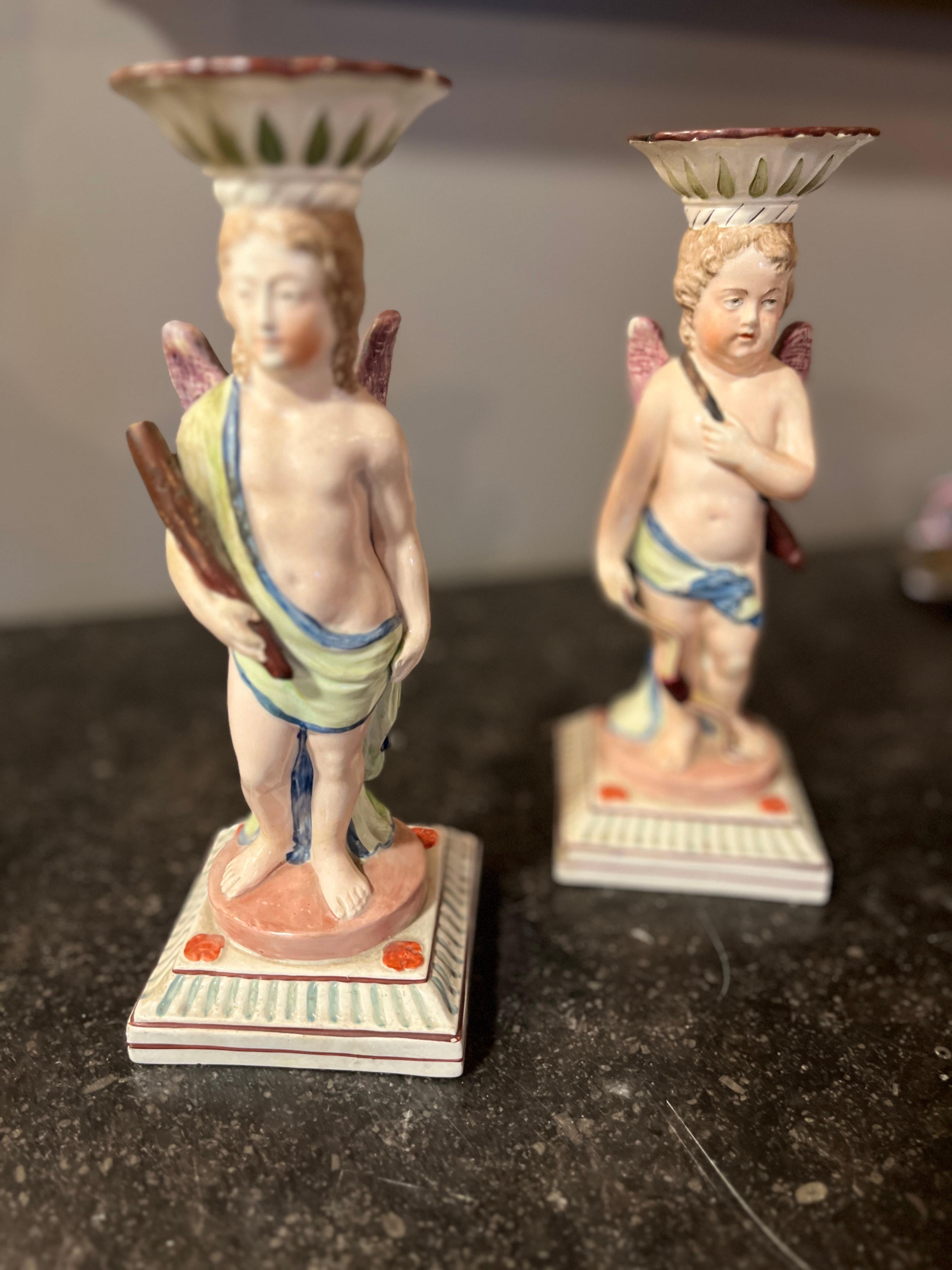 Antike Staffordshire Paar Töpferwaren Kerzenständer Figurinen 
Schönes Stück in Frankreich gekauft. Altersgerechte Abnutzung, siehe detaillierte Fotos oder Nachricht an uns mit Fragen. 