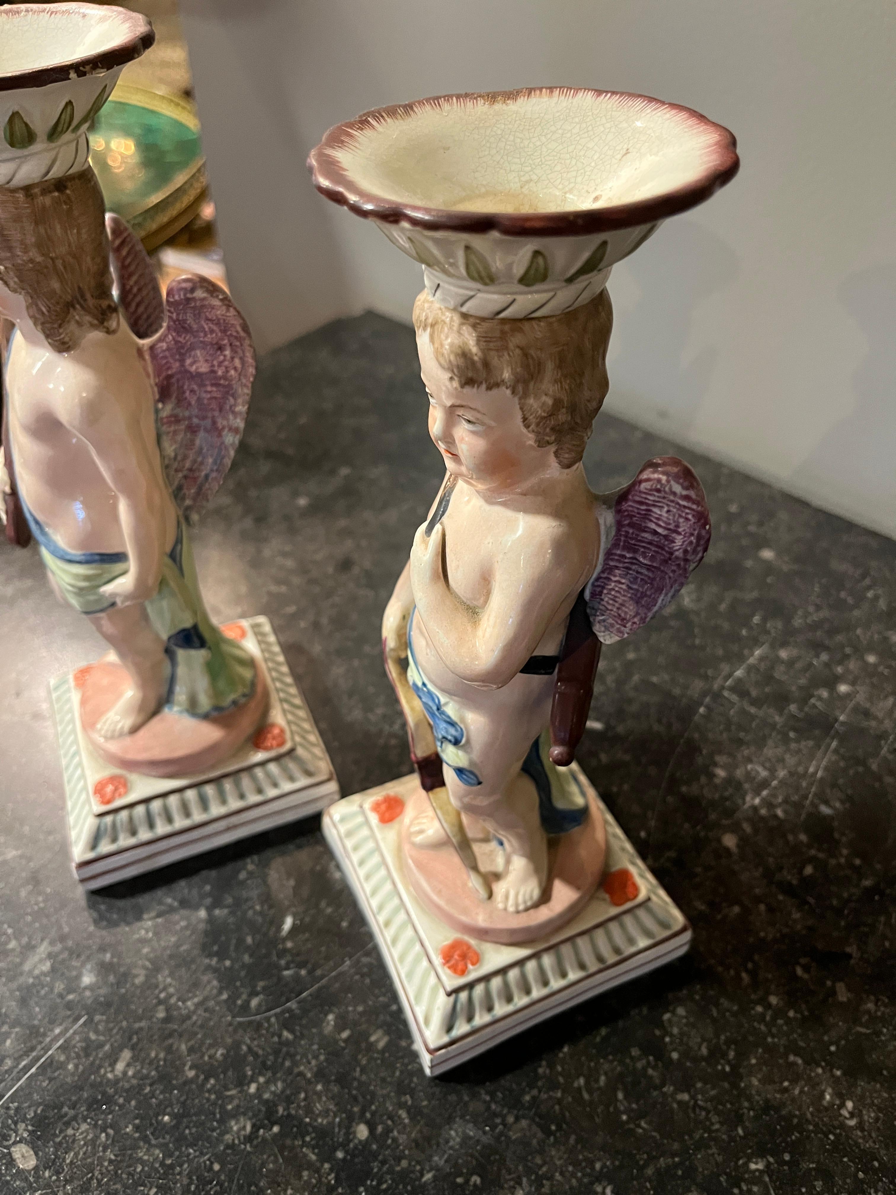 Antike Staffordshire Paar Töpferwaren Kerzenständer Figurinen (Neoklassisch) im Angebot