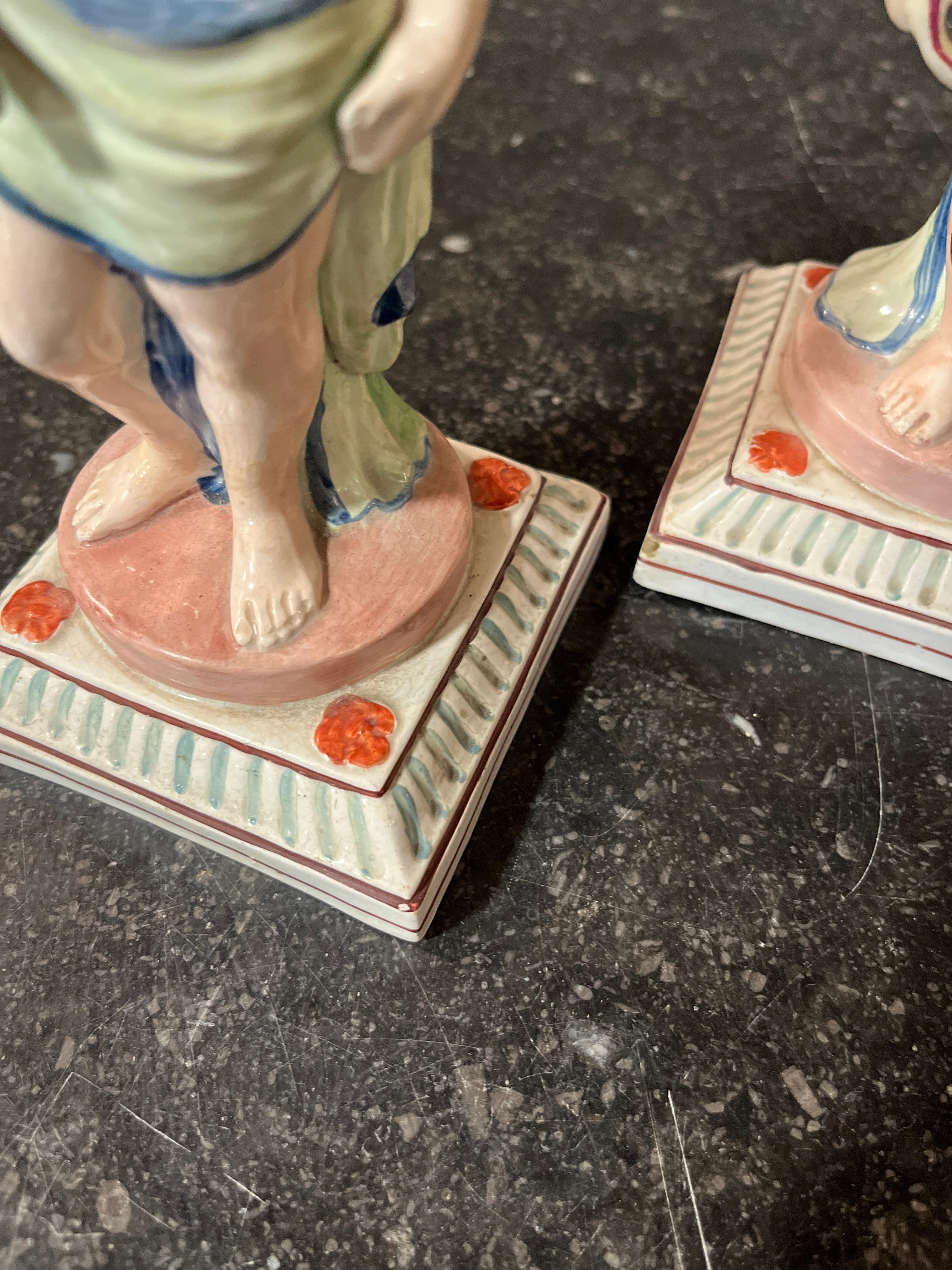 Antike Staffordshire Paar Töpferwaren Kerzenständer Figurinen im Zustand „Gut“ im Angebot in Scottsdale, AZ