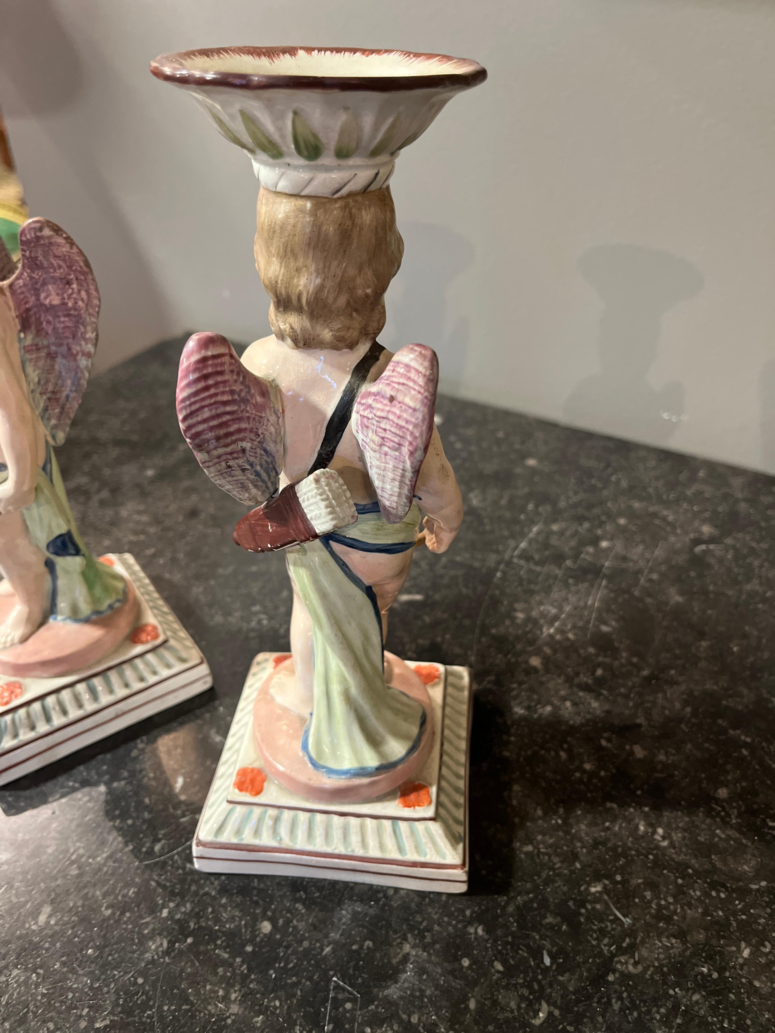 Antike Staffordshire Paar Töpferwaren Kerzenständer Figurinen (19. Jahrhundert) im Angebot