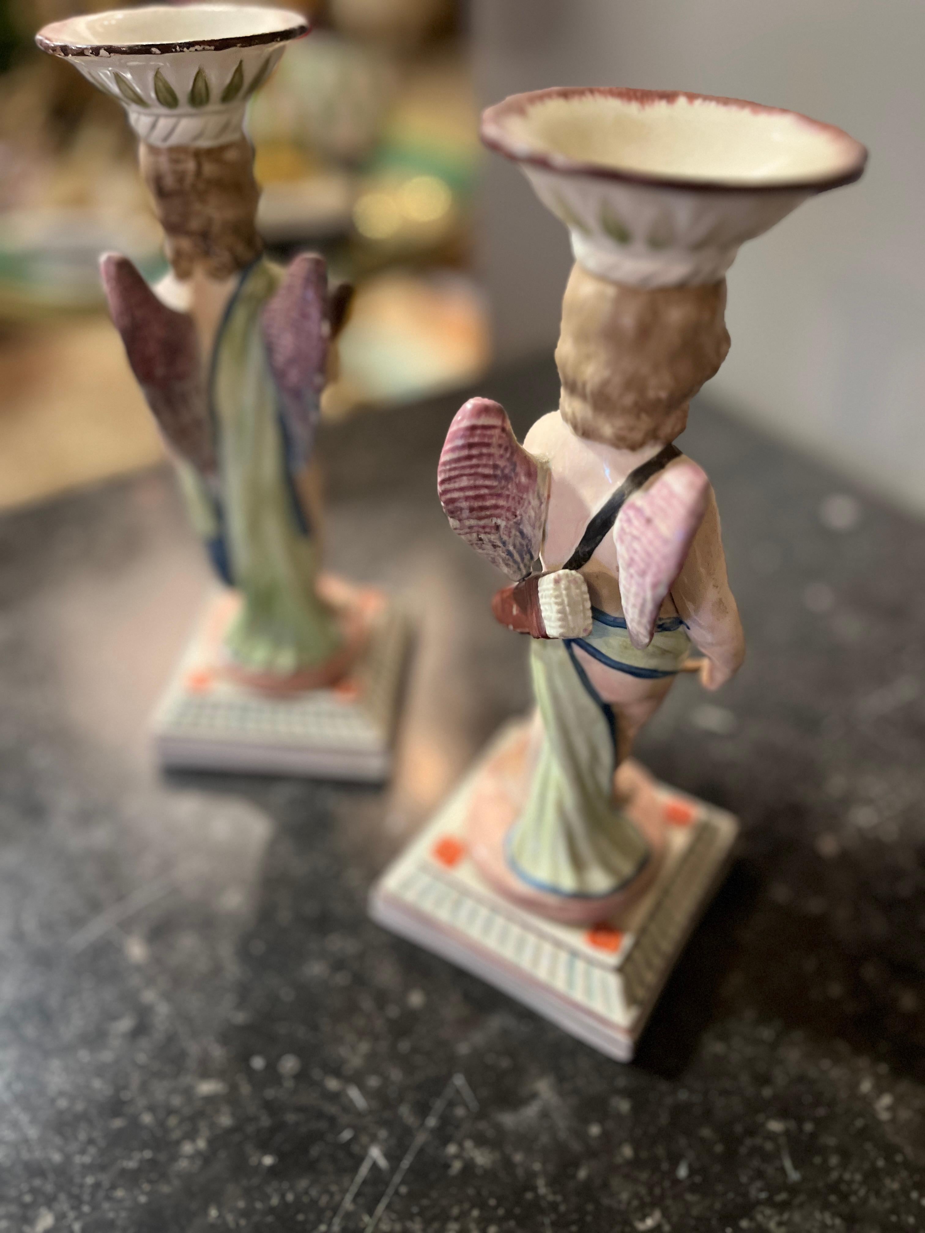 Antike Staffordshire Paar Töpferwaren Kerzenständer Figurinen (Porzellan) im Angebot