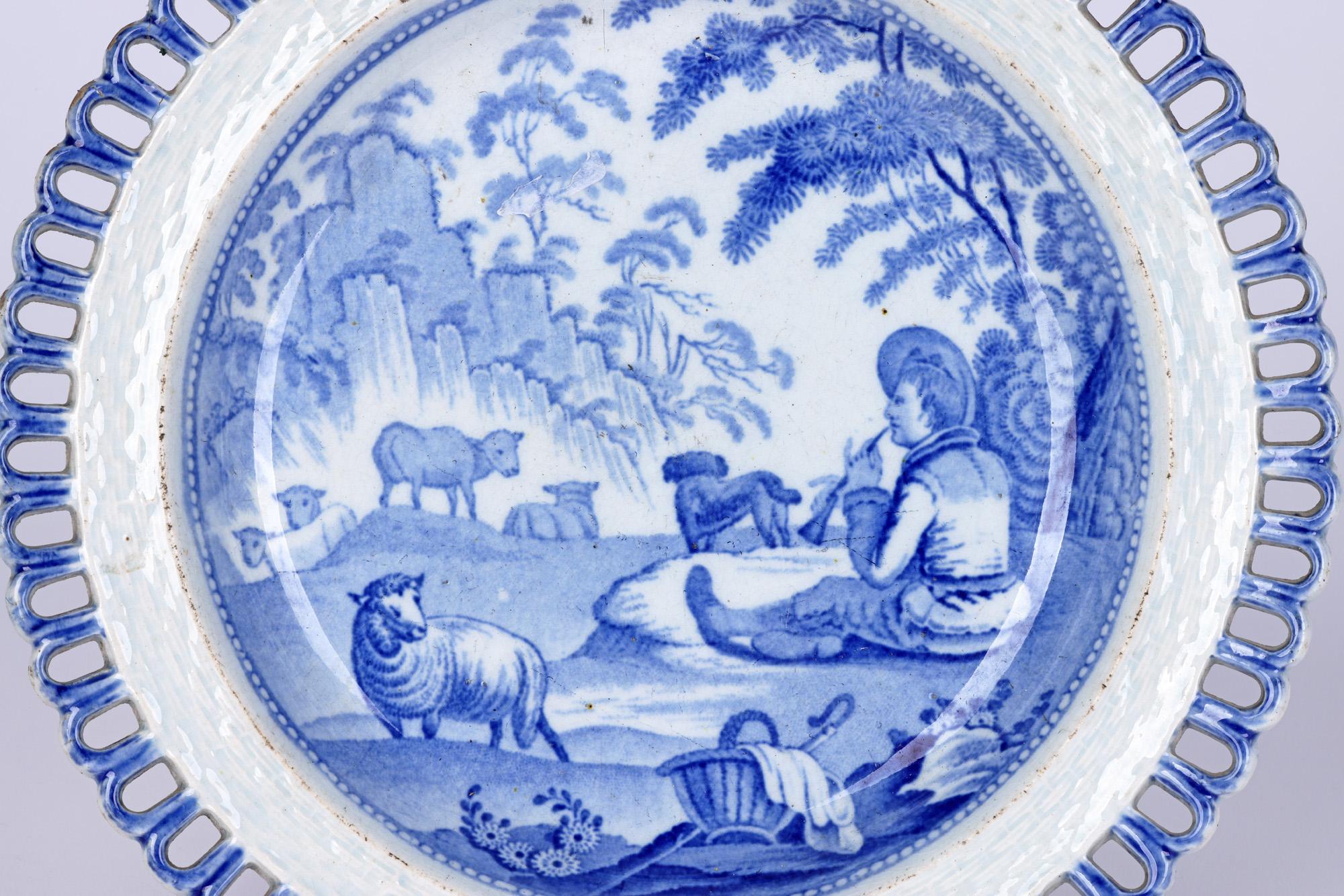 Regency Ancienne assiette en faïence perlée du Staffordshire avec ruban de berger et de mouton en vente