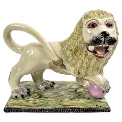 Antike Staffordshire-Perlenware, schwebende Löwenfigur oder Skulptur