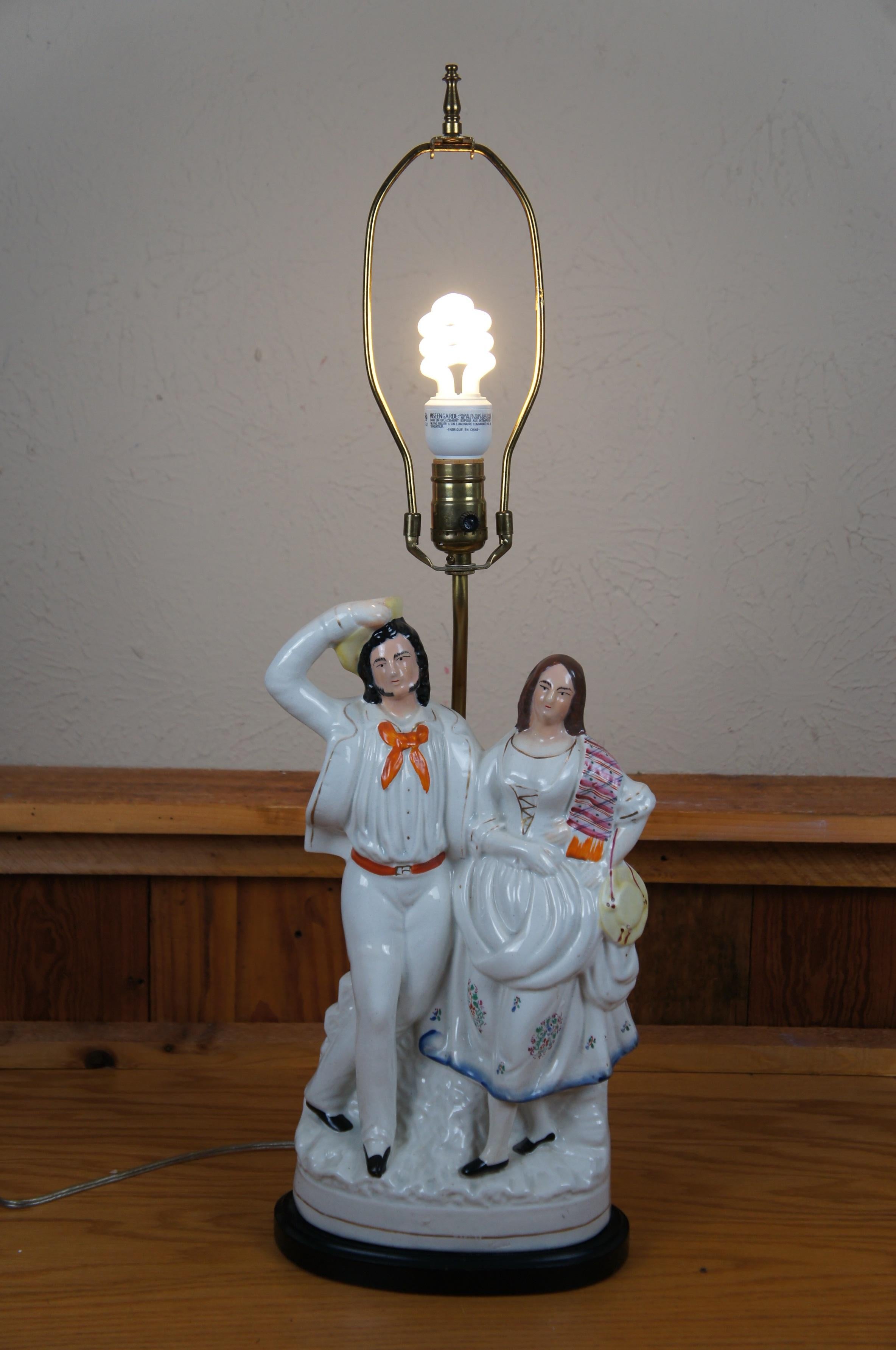 Ancienne lampe de table Staffordshire en porcelaine représentant deux marins qui se retournent, 29 pouces en vente 5