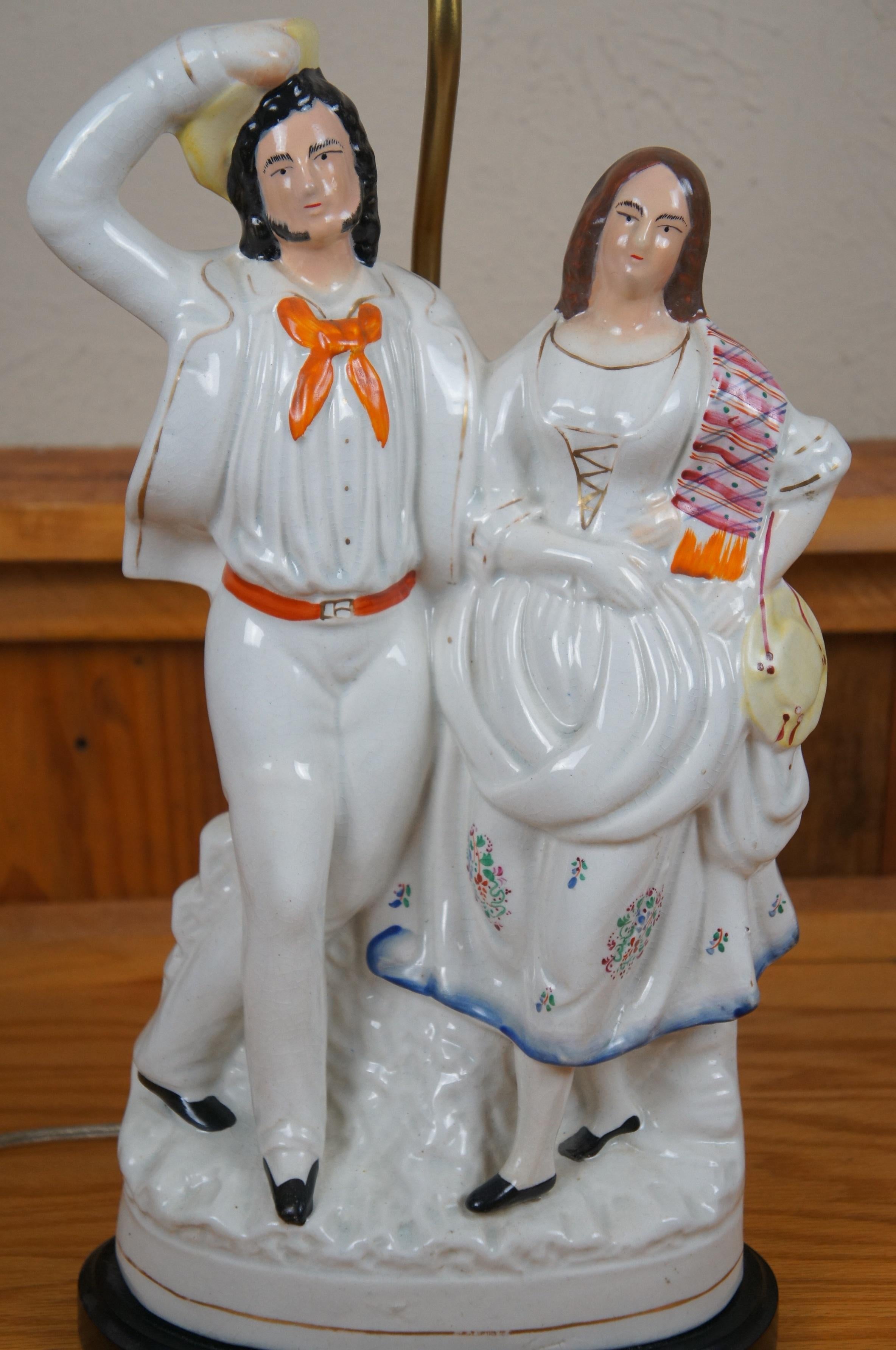 Ancienne lampe de table Staffordshire en porcelaine représentant deux marins qui se retournent, 29 pouces en vente 6