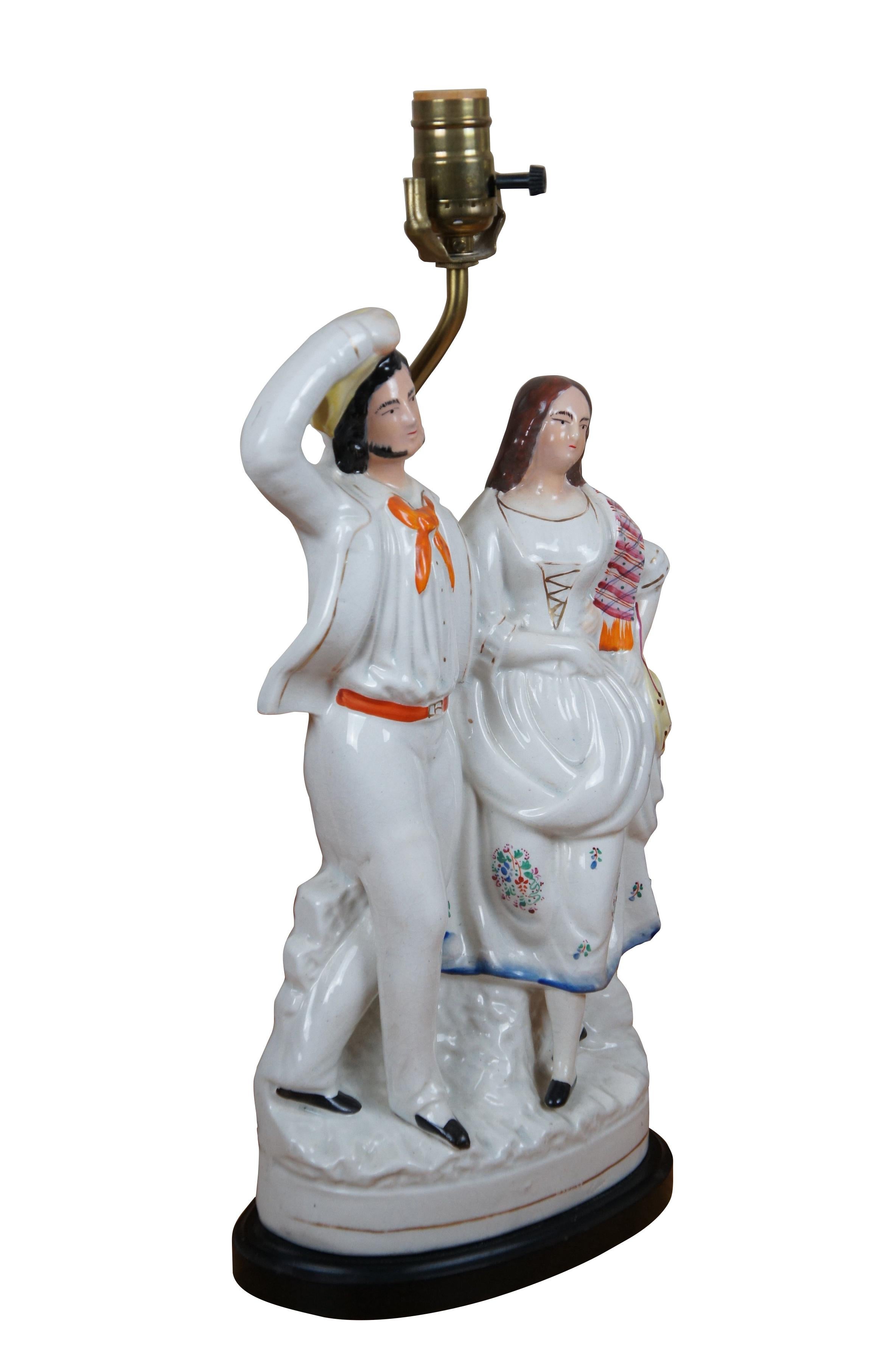 Victorien Ancienne lampe de table Staffordshire en porcelaine représentant deux marins qui se retournent, 29 pouces en vente