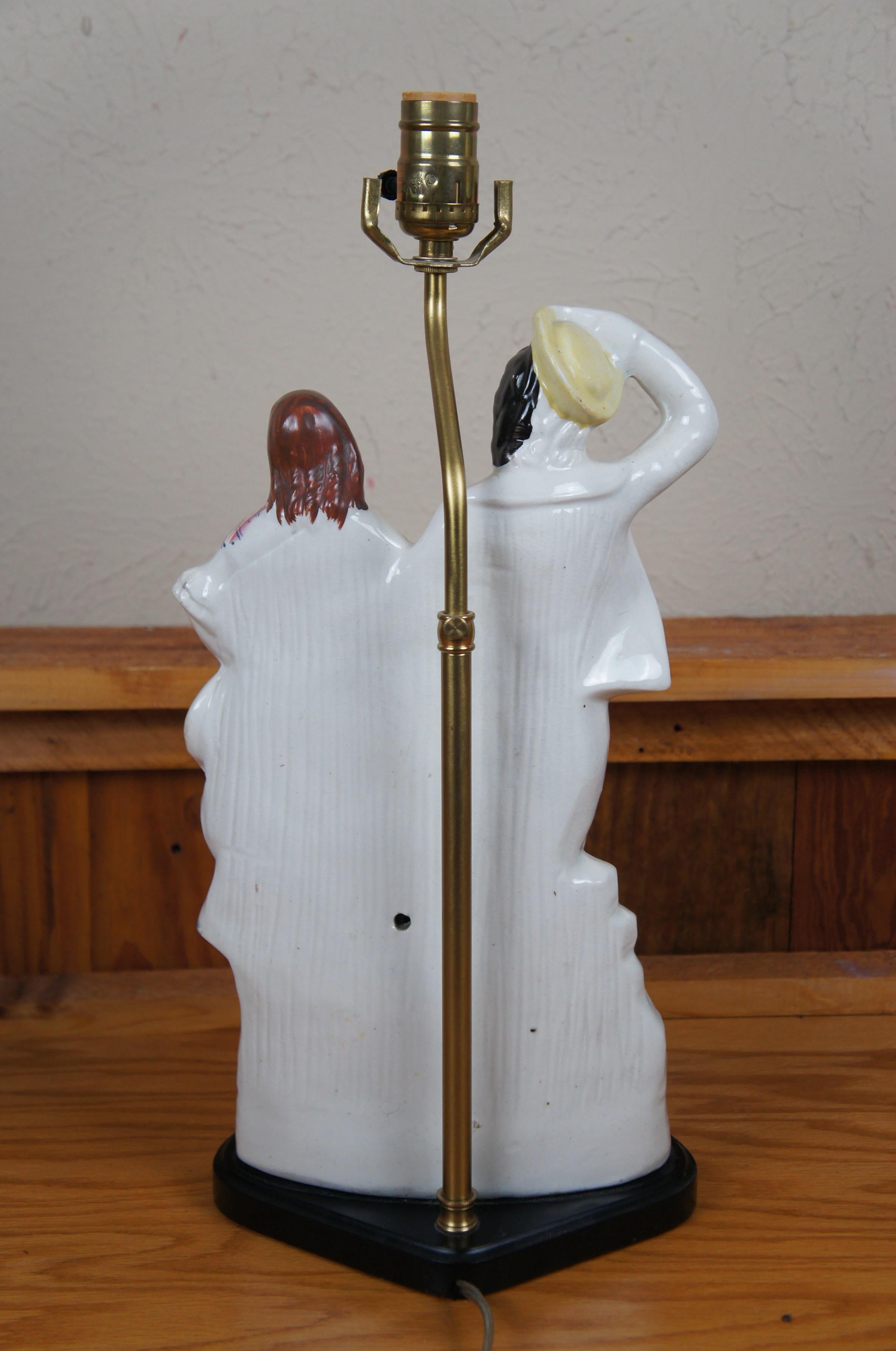Ancienne lampe de table Staffordshire en porcelaine représentant deux marins qui se retournent, 29 pouces Bon état - En vente à Dayton, OH