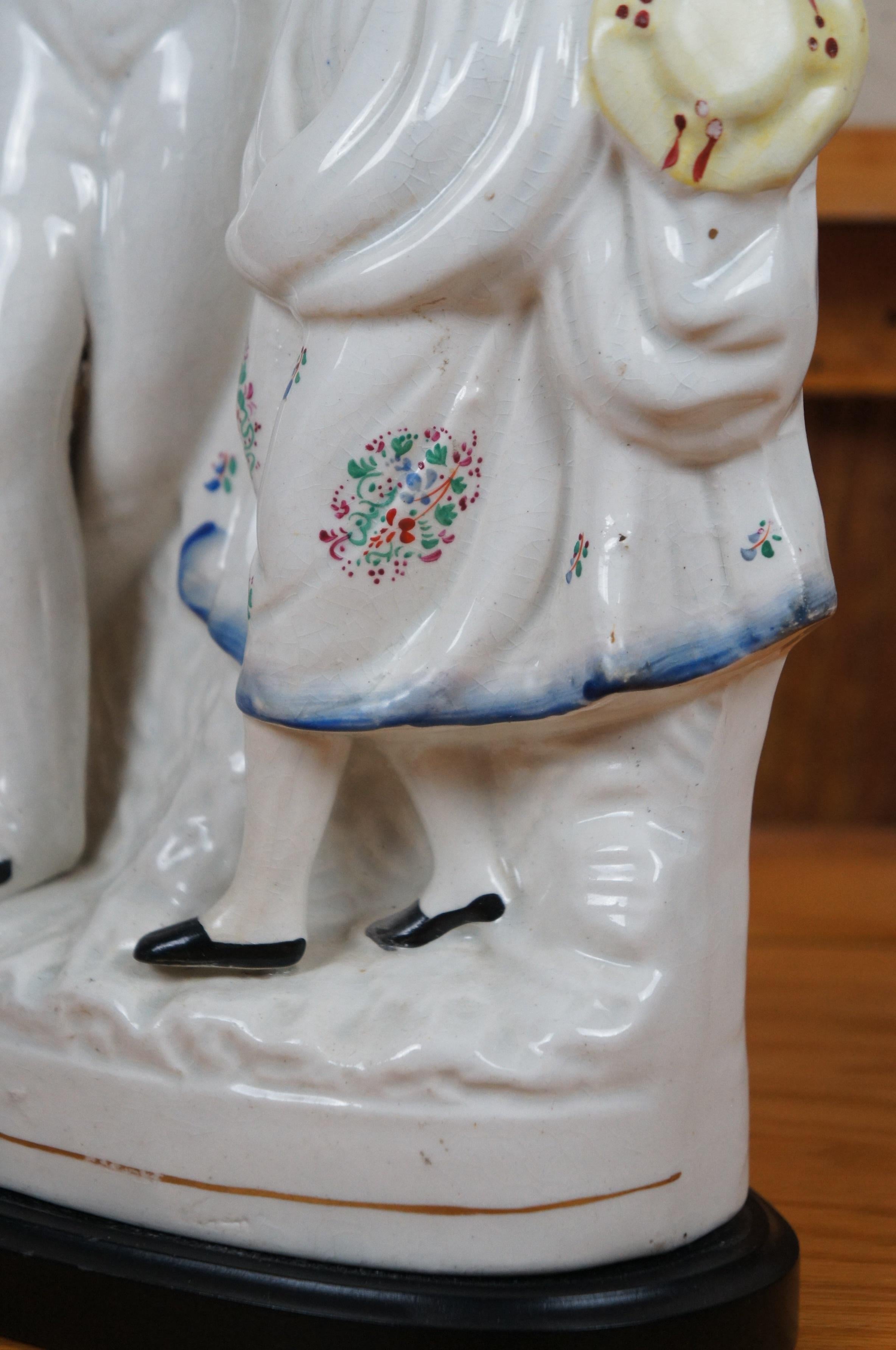 XIXe siècle Ancienne lampe de table Staffordshire en porcelaine représentant deux marins qui se retournent, 29 pouces en vente