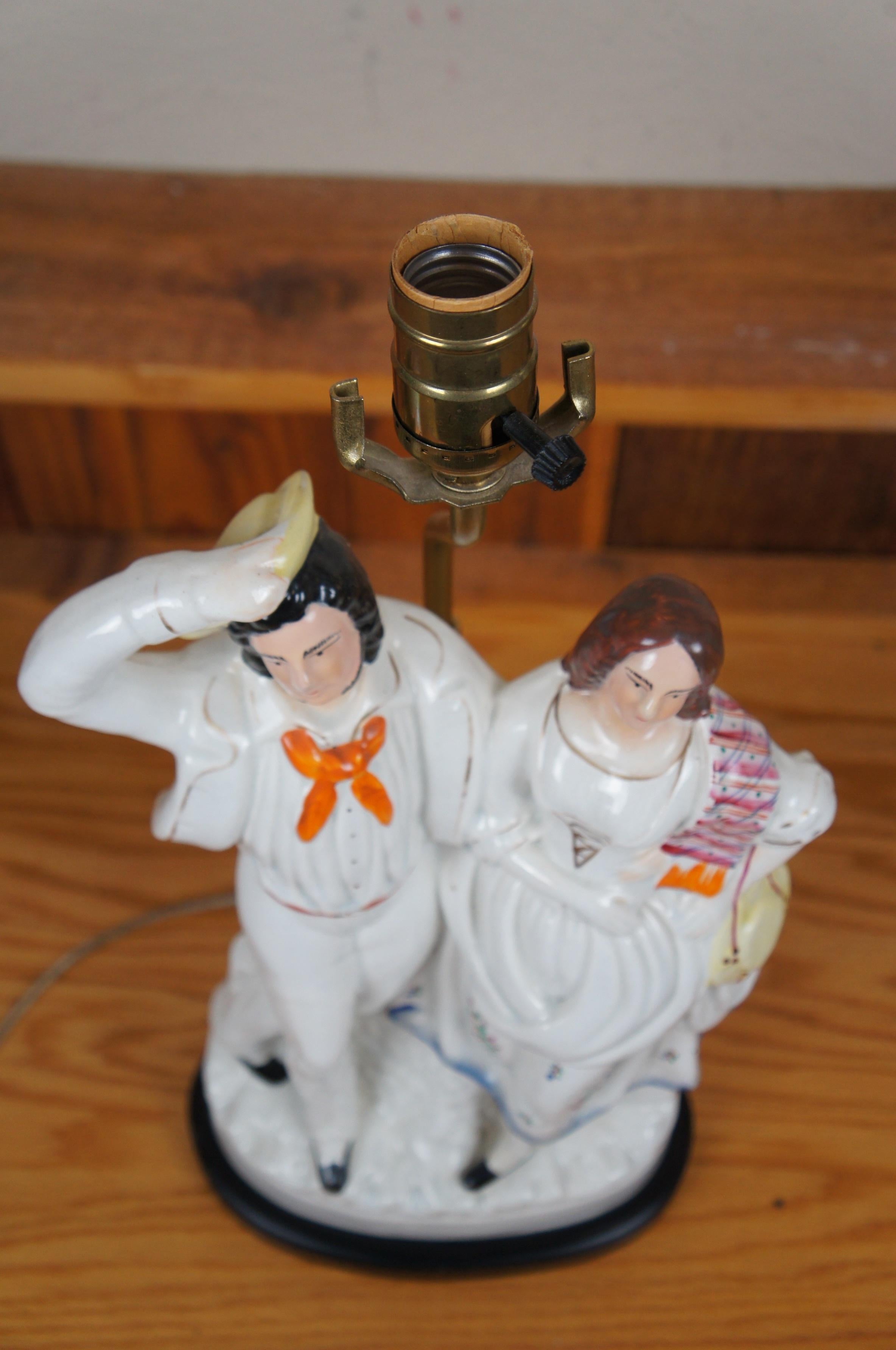 Ancienne lampe de table Staffordshire en porcelaine représentant deux marins qui se retournent, 29 pouces en vente 3