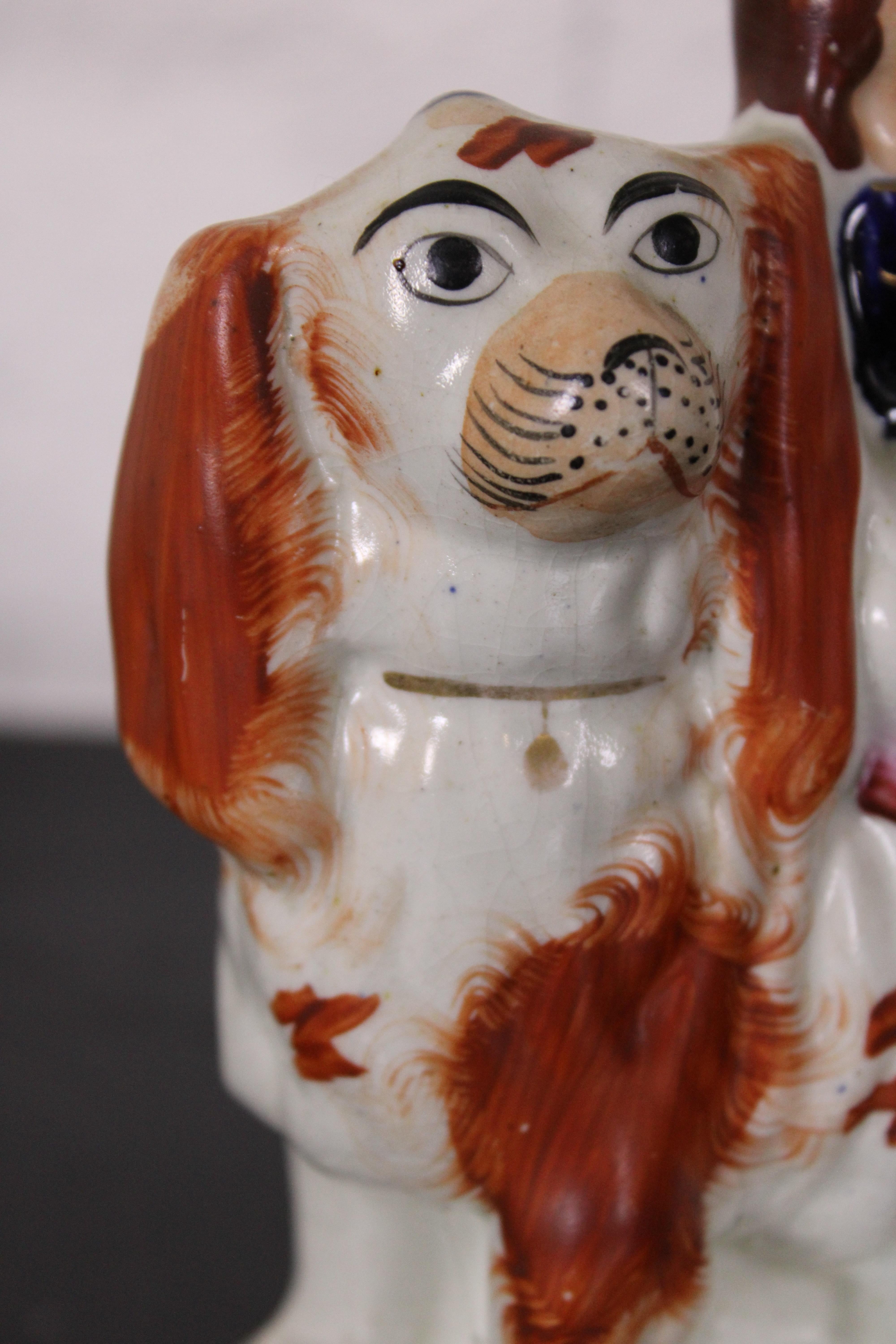 Ancienne figurine en porcelaine du Staffordshire représentant une jeune fille et un chien épagneul en vente 3