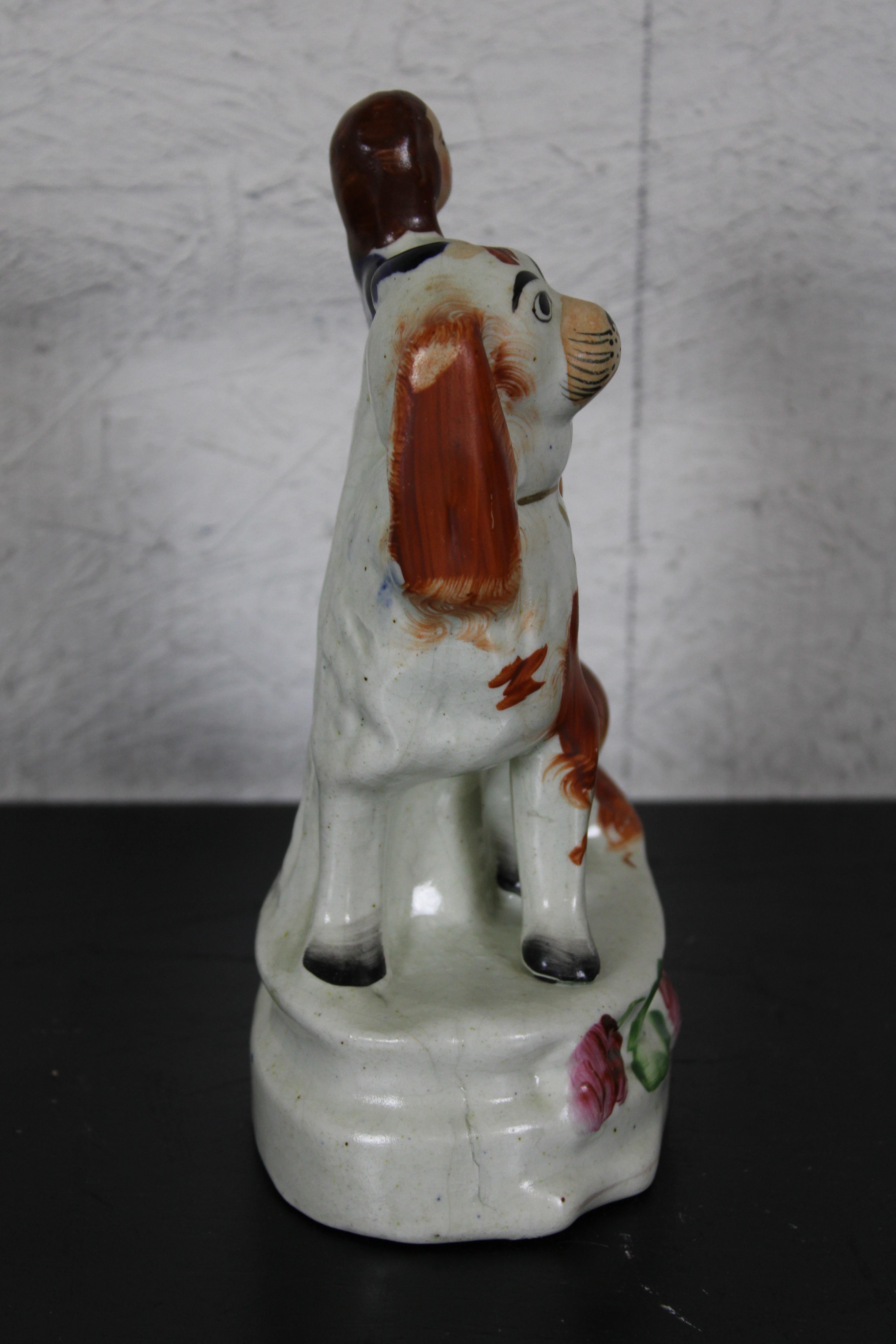 Ancienne figurine en porcelaine du Staffordshire représentant une jeune fille et un chien épagneul Bon état - En vente à Dayton, OH