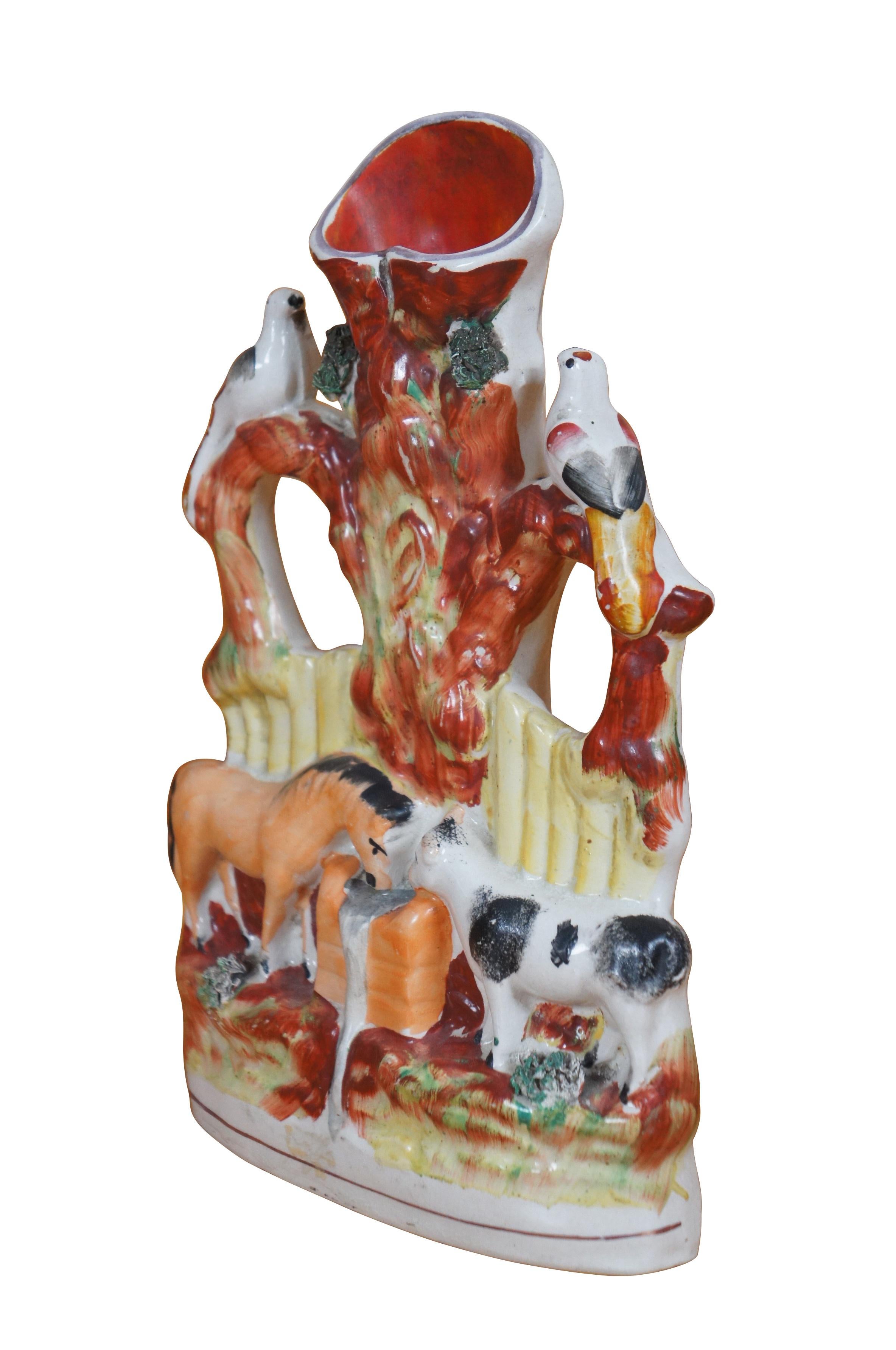 Ancien vase à renversement figuratif à fond plat en porcelaine Staffordshire du XIXe siècle, connu sous le nom de Good Companions - représentant une scène de ferme rurale avec un cheval et une vache buvant ensemble à un abreuvoir débordant ou à une