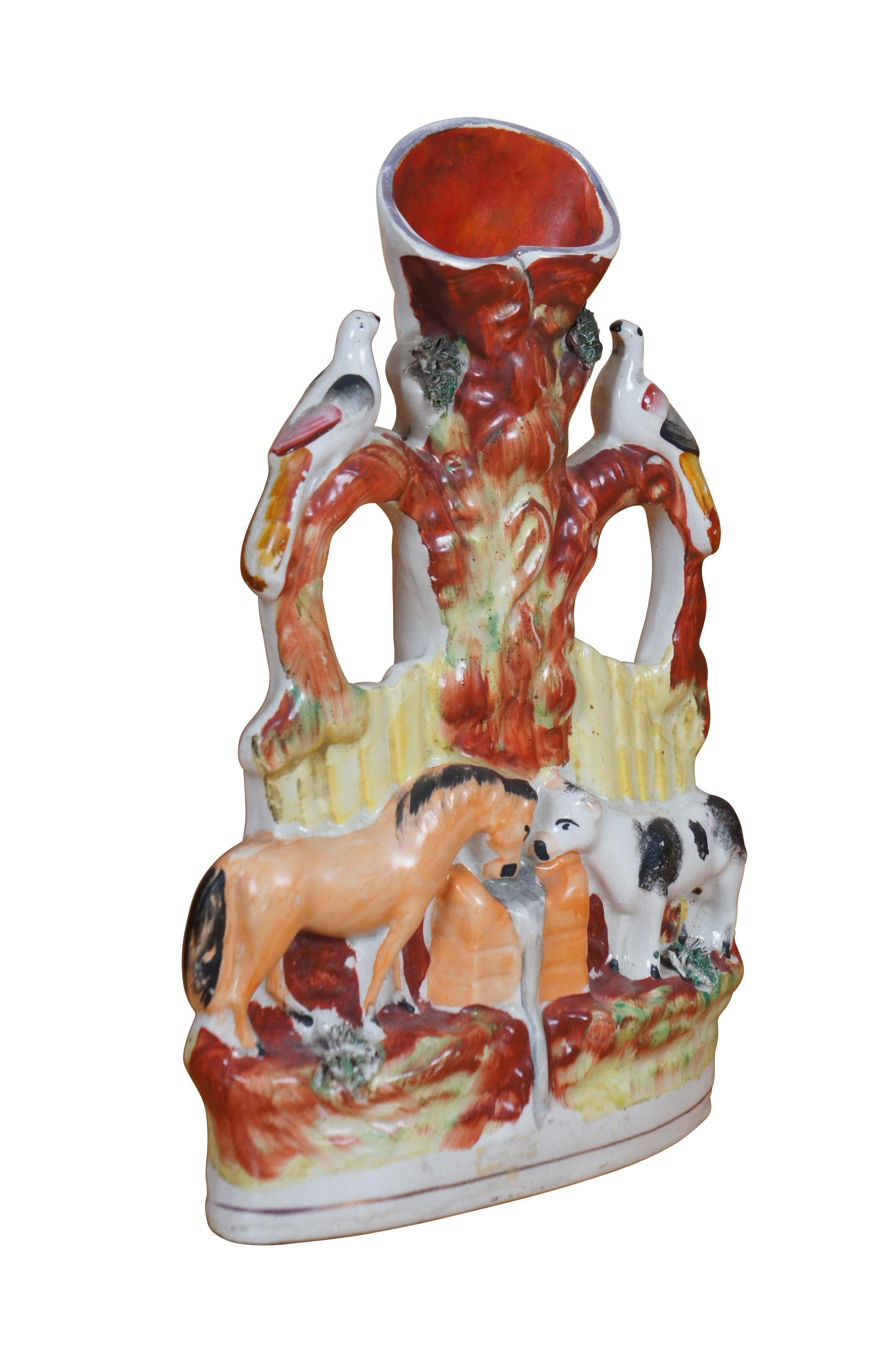 Victorien Vase antique Staffordshire en porcelaine Good Companions Tree of Life Spill 11 po. en vente