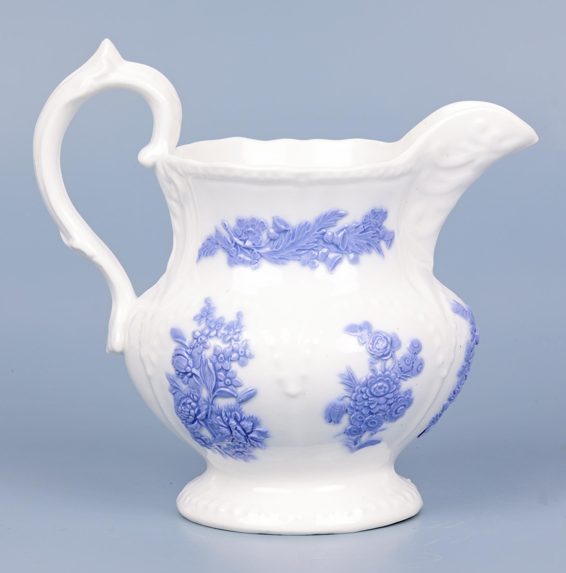 Ancienne cruche décorée de motifs lilas en porcelaine du Staffordshire en vente 1