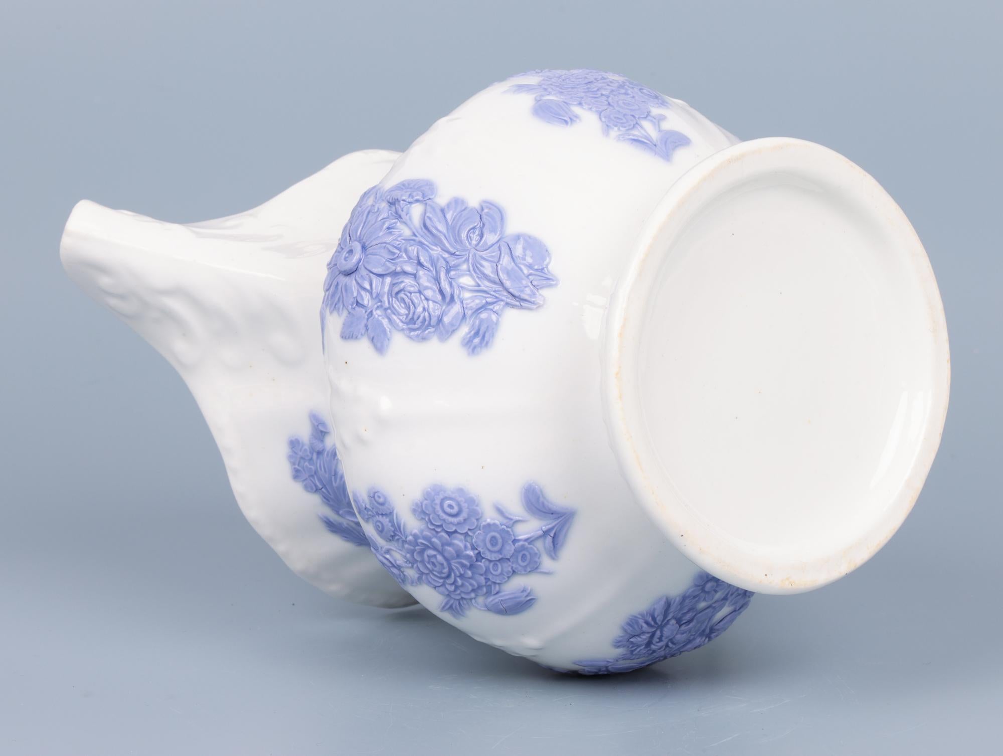 Antica brocca in porcellana Staffordshire decorata con rametti di lillà in vendita 3