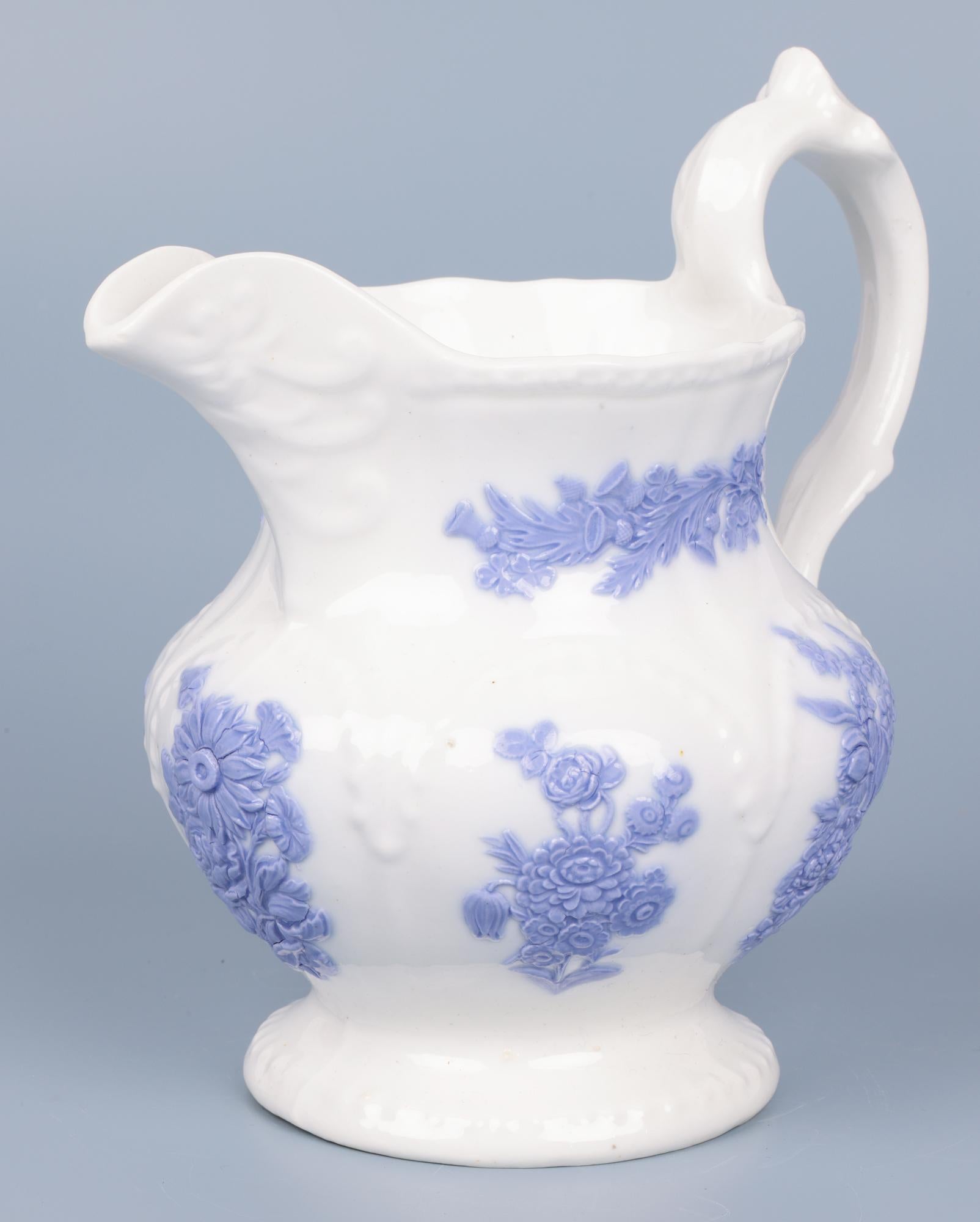 Ancienne cruche décorée de motifs lilas en porcelaine du Staffordshire en vente 3