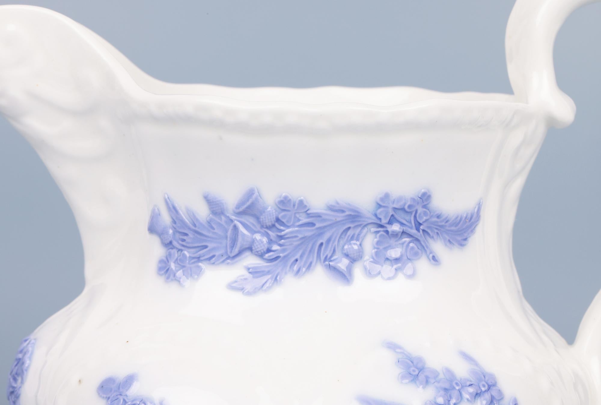 Ancienne cruche décorée de motifs lilas en porcelaine du Staffordshire en vente 4