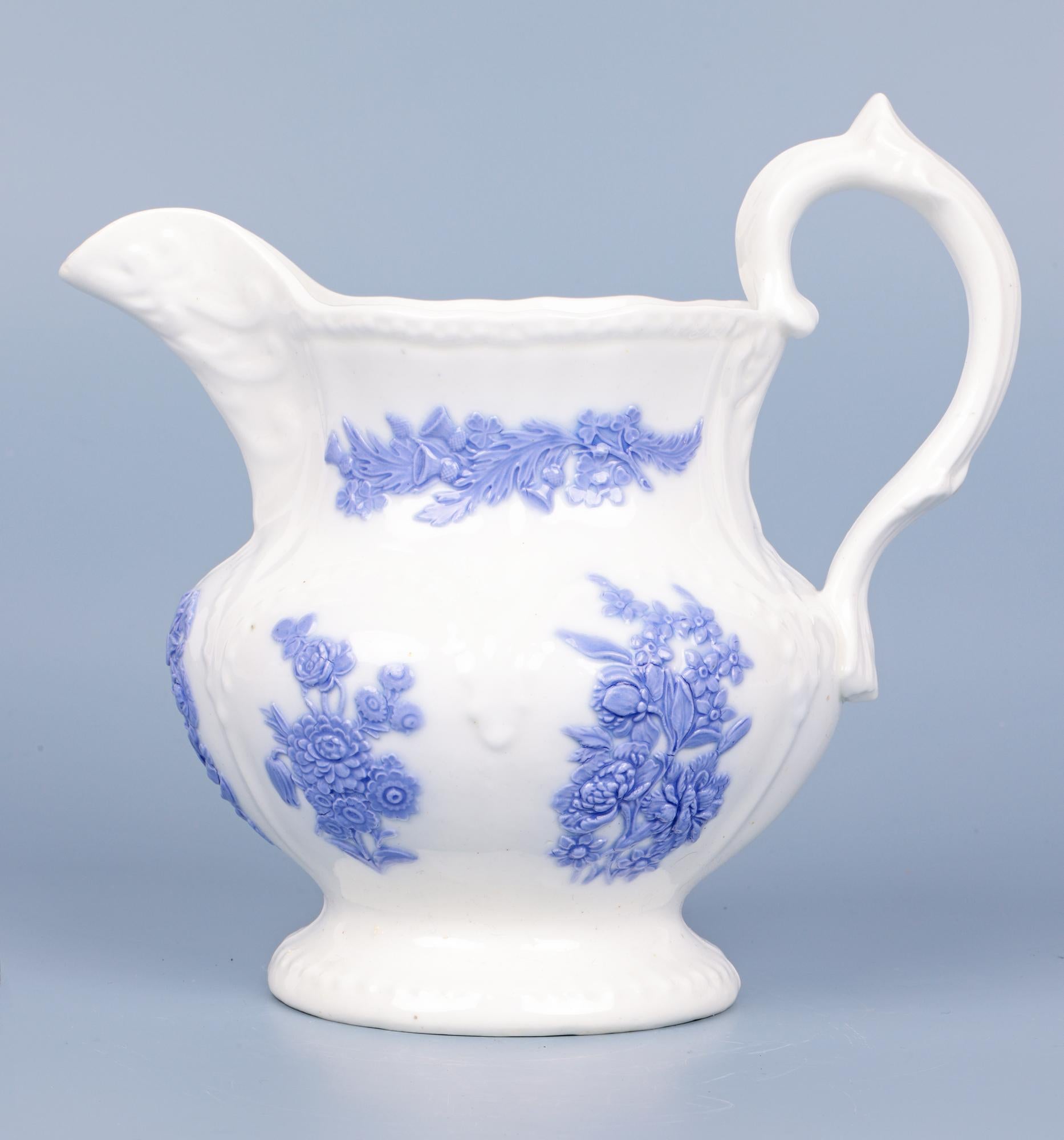 Antica brocca in porcellana Staffordshire decorata con rametti di lillà in vendita 7