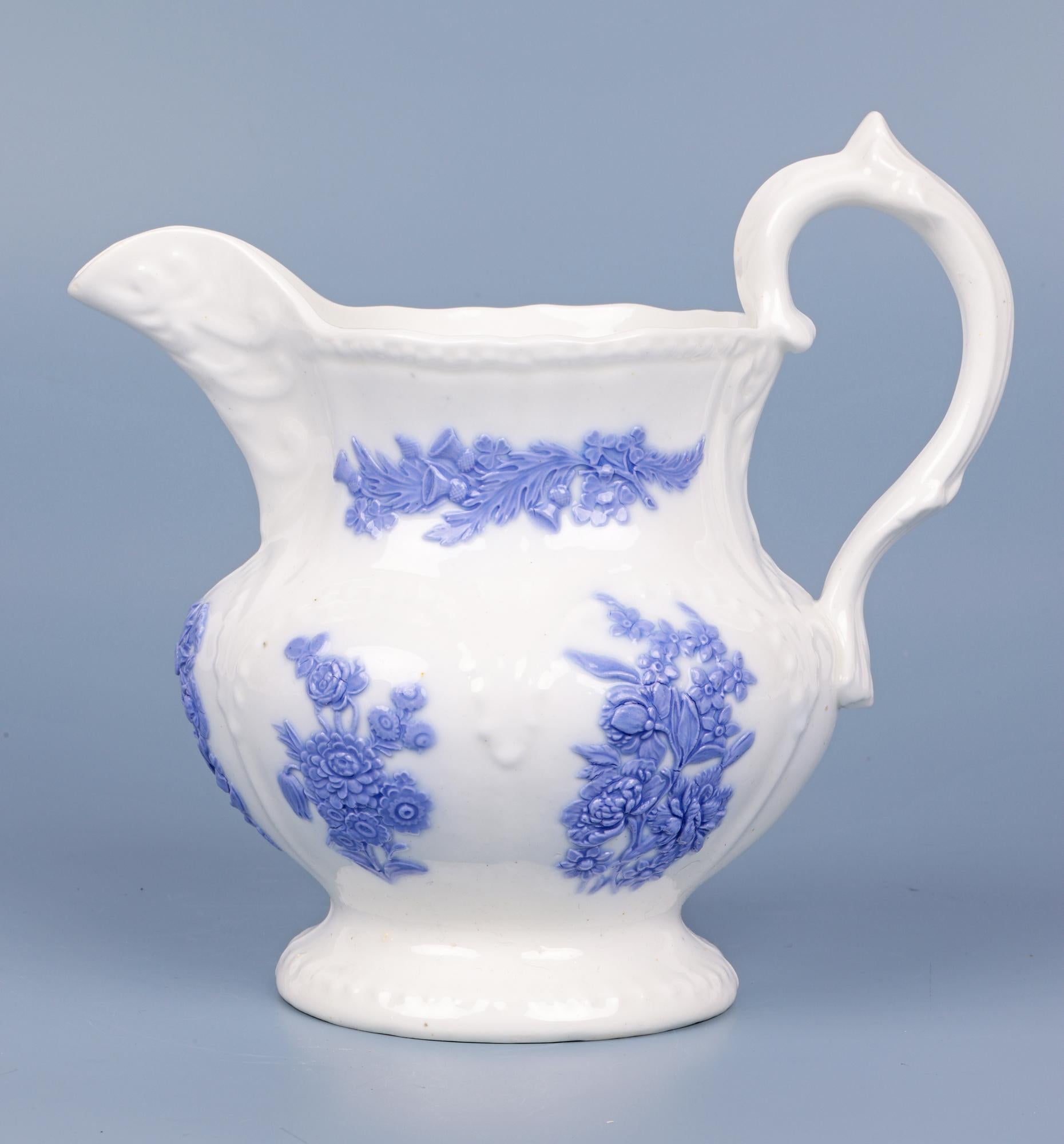 Ancienne cruche décorée de motifs lilas en porcelaine du Staffordshire en vente 9