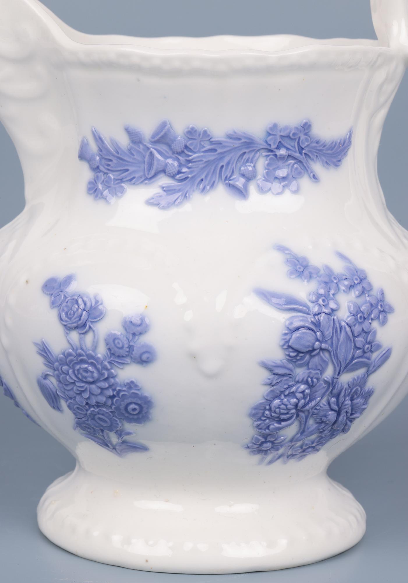 Regency Antica brocca in porcellana Staffordshire decorata con rametti di lillà in vendita