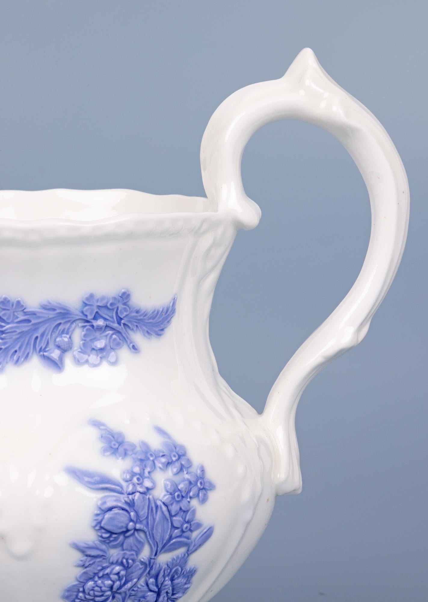Regency Ancienne cruche décorée de motifs lilas en porcelaine du Staffordshire en vente