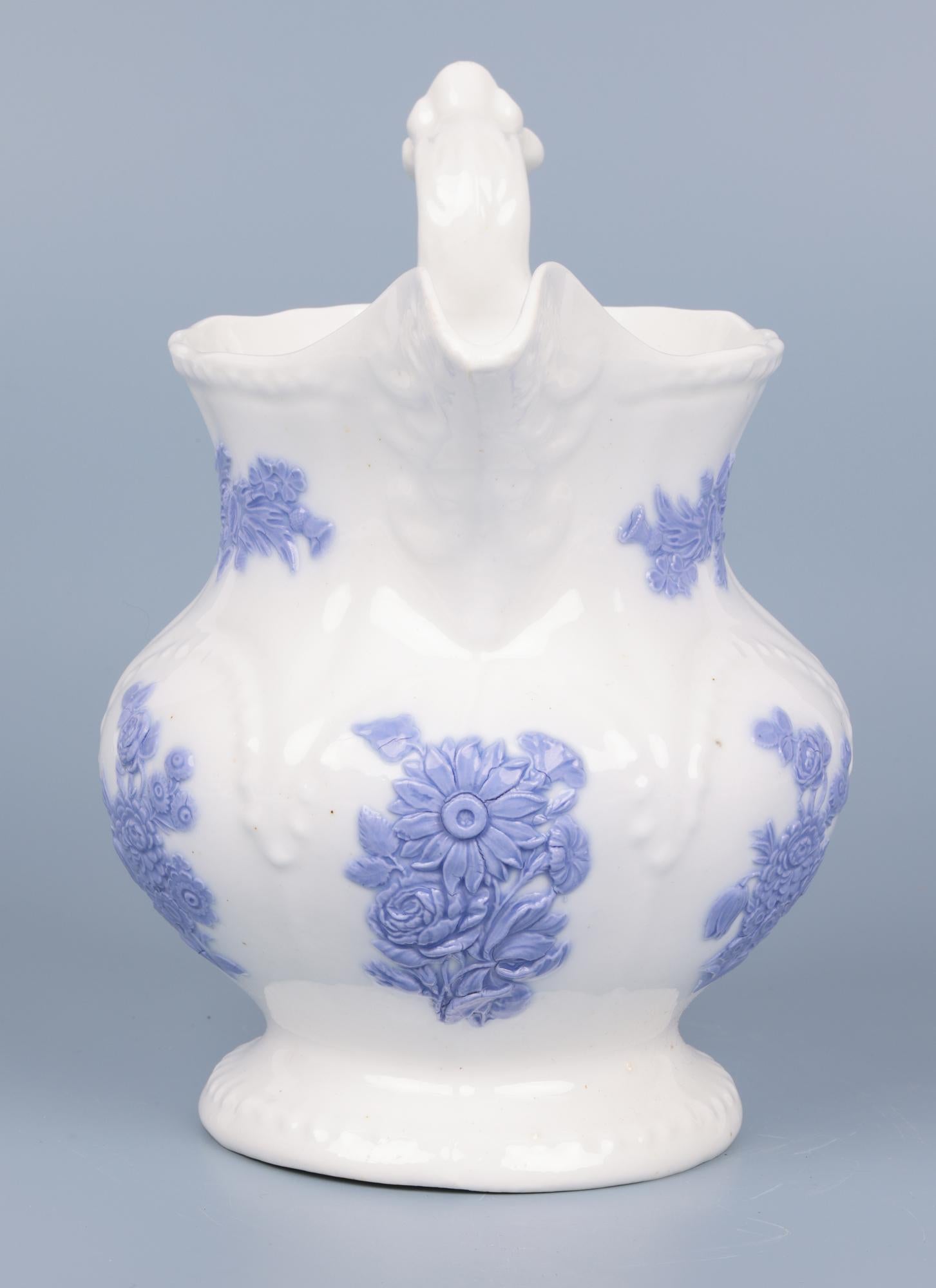 Milieu du XIXe siècle Ancienne cruche décorée de motifs lilas en porcelaine du Staffordshire en vente