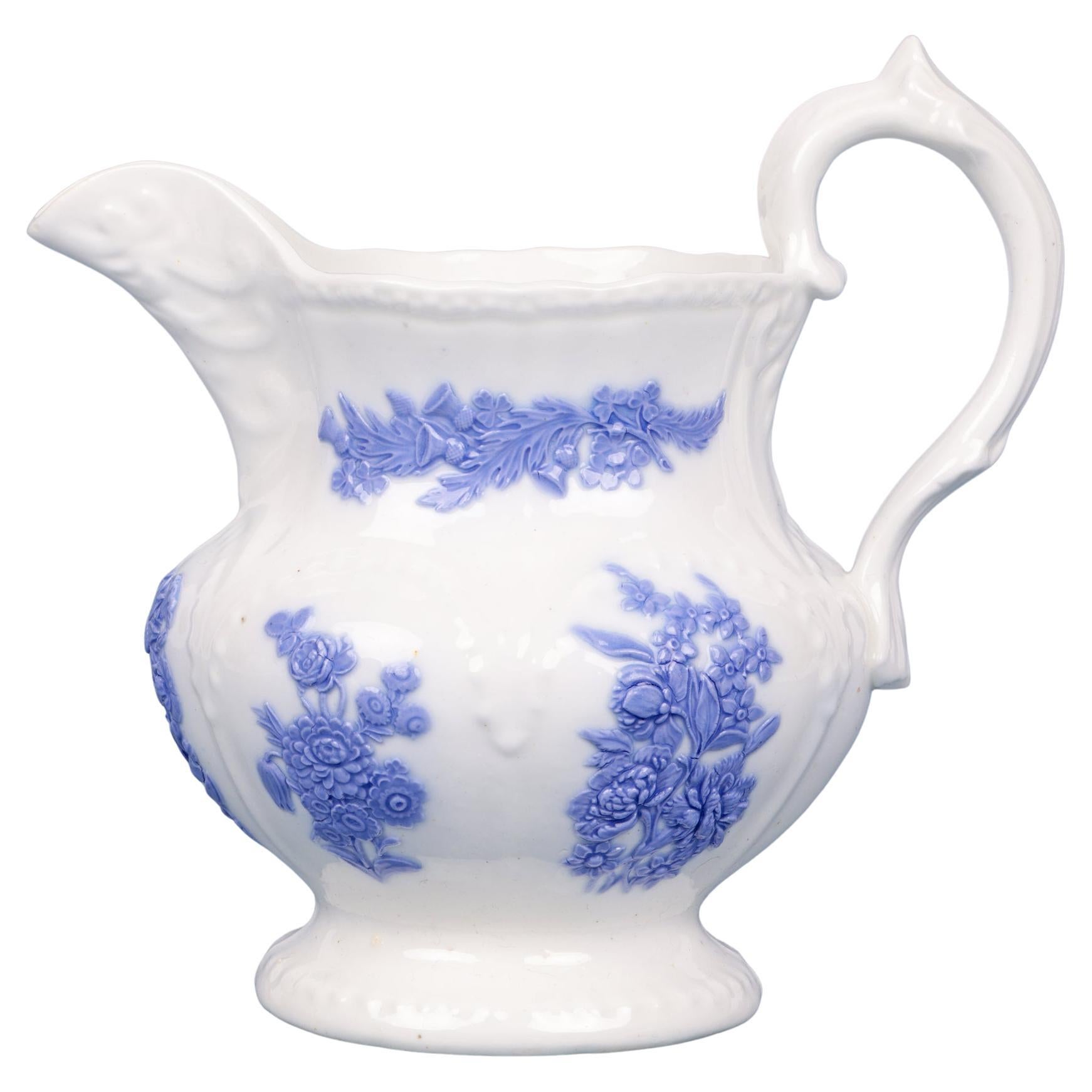 Ancienne cruche décorée de motifs lilas en porcelaine du Staffordshire